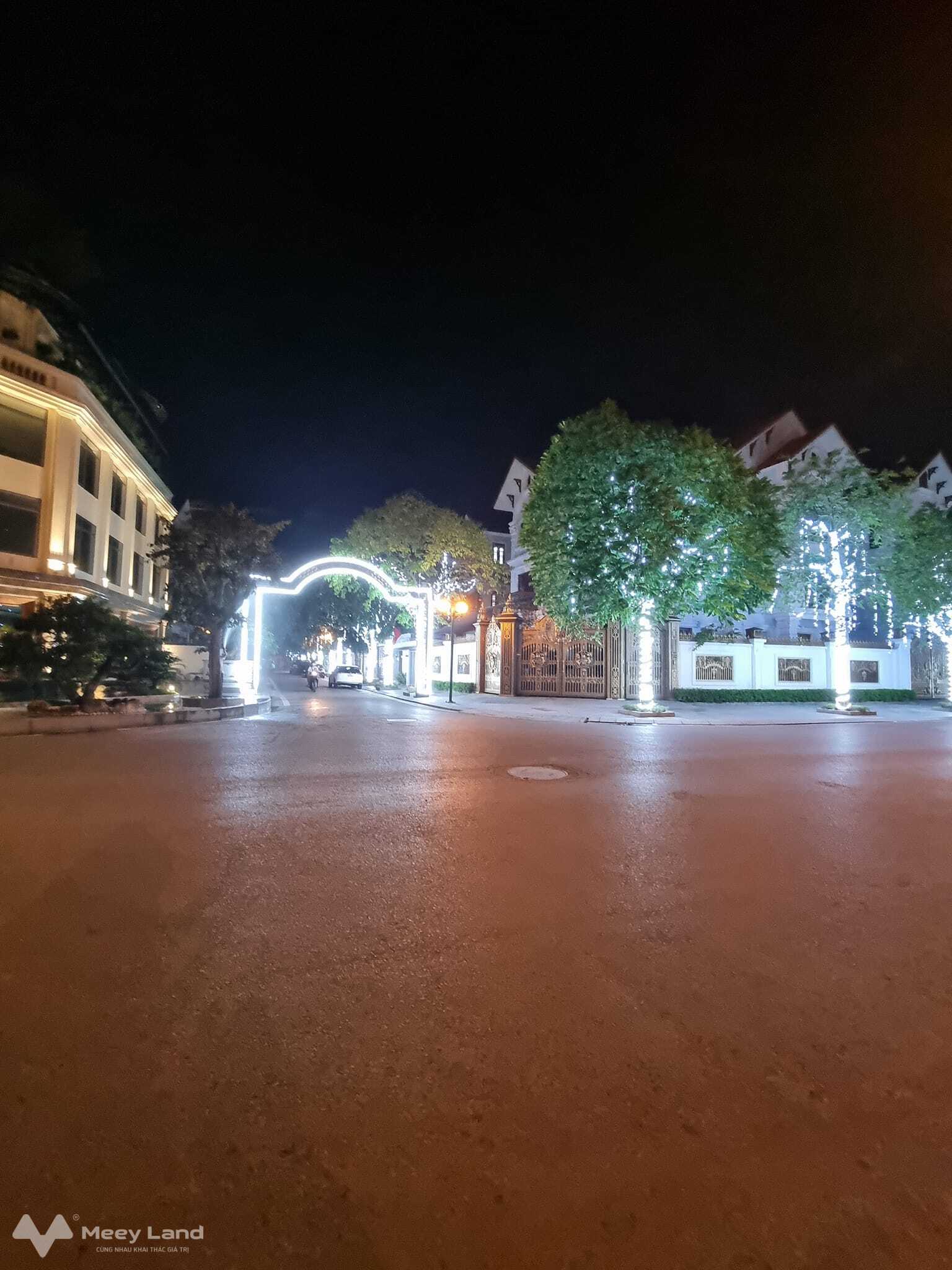 Bán biệt thự Linh Đàm xây mới hiện đại, 4 tầng thang máy, full nội thất