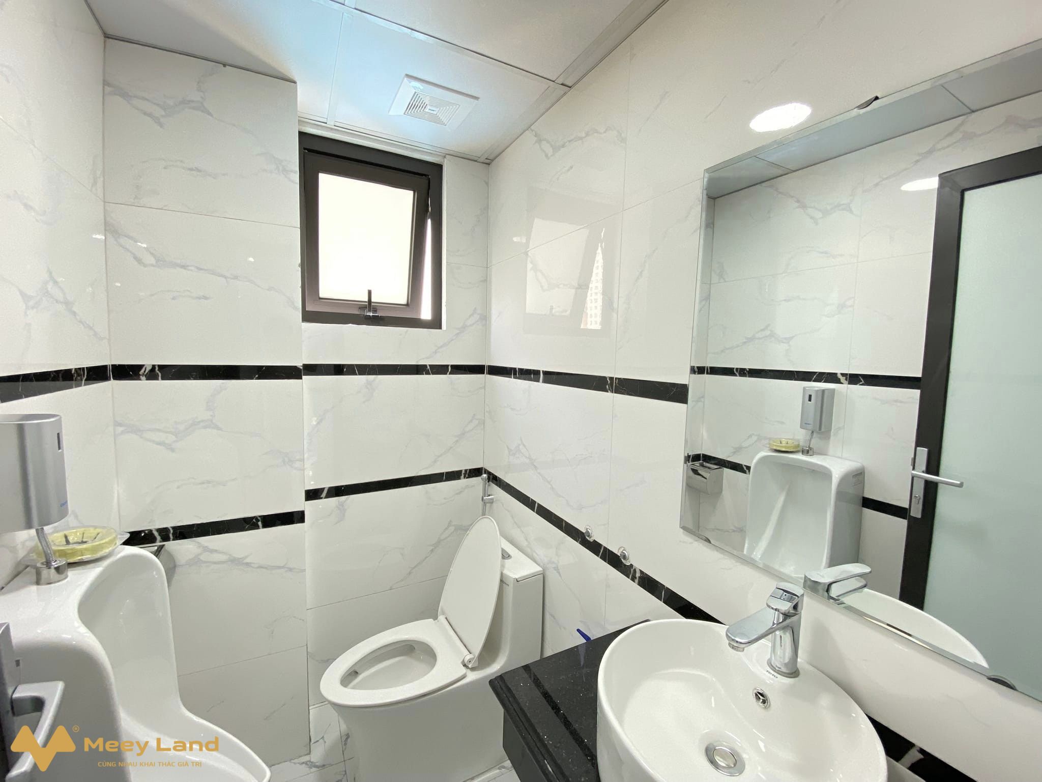 Chính chủ bán nhà mặt phố Khuất Duy Tiến, 9 tầng, thang máy, đẹp lung linh, vị trí đắc địa