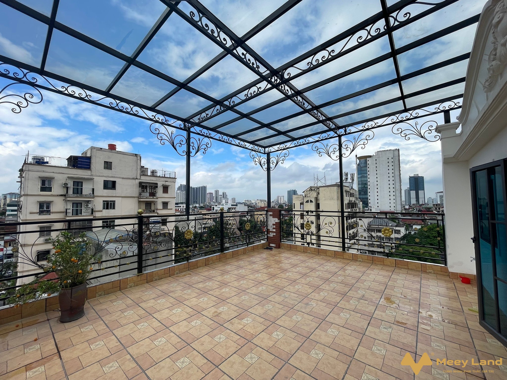 Tòa nhà đa chức năng khu phân lô Hoàng Quốc Việt, Cầu Giấy - 9 tầng thang máy mới