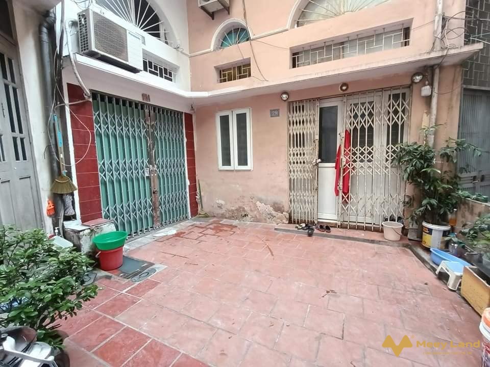 DIỆN TÍCH LỚN - THÔNG SỐ VÀNG - TIỆN ÍCH - SÂN ĐỂ 10 XE MÁY THOẢI MÁI Diện tích 53m2, 5 tầng, MT 4.3m. + Thiết kế: Tầng 1: Phòng khách rộng thênh thang, phòng bếp và Wc.Tầng 2: 1 Phòng ngủ cực rộng.Tầng 3: 1 Phòng ngủ và vệ sinh.Tầng 4: 1 phòng ngủ và vệ sinhTầng 5: Sân phơi, trồng cây cảnh cực rộng.TẦNG NÀO CŨNG ĐIỀU HOÀ (TỔNG 4 CHIẾC) để lại cho khách thiện trí.Sổ đỏ nở hậu, pháp lý rõ ràngGiá: 3.3 tỷNhấc máy gọi Nhật Anh (50 tuổi) – 0988452429