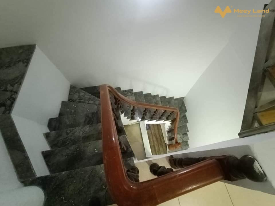 DIỆN TÍCH LỚN - THÔNG SỐ VÀNG - TIỆN ÍCH - SÂN ĐỂ 10 XE MÁY THOẢI MÁI Diện tích 53m2, 5 tầng, MT 4.3m. + Thiết kế: Tầng 1: Phòng khách rộng thênh thang, phòng bếp và Wc.Tầng 2: 1 Phòng ngủ cực rộng.Tầng 3: 1 Phòng ngủ và vệ sinh.Tầng 4: 1 phòng ngủ và vệ sinhTầng 5: Sân phơi, trồng cây cảnh cực rộng.TẦNG NÀO CŨNG ĐIỀU HOÀ (TỔNG 4 CHIẾC) để lại cho khách thiện trí.Sổ đỏ nở hậu, pháp lý rõ ràngGiá: 3.3 tỷNhấc máy gọi Nhật Anh (50 tuổi) – 0988452429