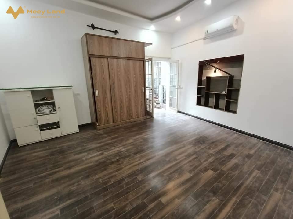 DIỆN TÍCH LỚN - THÔNG SỐ VÀNG - TIỆN ÍCH - SÂN ĐỂ 10 XE MÁY THOẢI MÁI Diện tích 53m2, 5 tầng, MT 4.3m. + Thiết kế: Tầng 1: Phòng khách rộng thênh thang, phòng bếp và Wc.Tầng 2: 1 Phòng ngủ cực rộng.Tầng 3: 1 Phòng ngủ và vệ sinh.Tầng 4: 1 phòng ngủ và vệ sinhTầng 5: Sân phơi, trồng cây cảnh cực rộng.TẦNG NÀO CŨNG ĐIỀU HOÀ (TỔNG 4 CHIẾC) để lại cho khách thiện trí.Sổ đỏ nở hậu, pháp lý rõ ràngGiá: 3.3 tỷNhấc máy gọi Nhật Anh (50 tuổi) – 0988452429