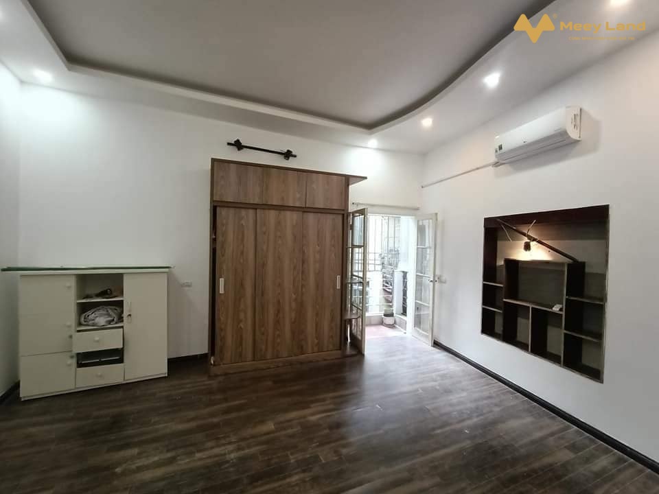 DIỆN TÍCH LỚN - THÔNG SỐ VÀNG - TIỆN ÍCH - SÂN ĐỂ 10 XE MÁY THOẢI MÁI Diện tích 53m2, 5 tầng, MT 4.3m. + Thiết kế: Tầng 1: Phòng khách rộng thênh thang, phòng bếp và Wc.Tầng 2: 1 Phòng ngủ cực rộng.Tầng 3: 1 Phòng ngủ và vệ sinh.Tầng 4: 1 phòng ngủ và vệ sinhTầng 5: Sân phơi, trồng cây cảnh cực rộng.TẦNG NÀO CŨNG ĐIỀU HOÀ (TỔNG 4 CHIẾC) để lại cho khách thiện trí.Sổ đỏ nở hậu, pháp lý rõ ràngGiá: 3.3 tỷNhấc máy gọi Nhật Anh (50 tuổi) – 0988452429