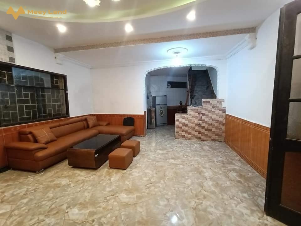 DIỆN TÍCH LỚN - THÔNG SỐ VÀNG - TIỆN ÍCH - SÂN ĐỂ 10 XE MÁY THOẢI MÁI Diện tích 53m2, 5 tầng, MT 4.3m. + Thiết kế: Tầng 1: Phòng khách rộng thênh thang, phòng bếp và Wc.Tầng 2: 1 Phòng ngủ cực rộng.Tầng 3: 1 Phòng ngủ và vệ sinh.Tầng 4: 1 phòng ngủ và vệ sinhTầng 5: Sân phơi, trồng cây cảnh cực rộng.TẦNG NÀO CŨNG ĐIỀU HOÀ (TỔNG 4 CHIẾC) để lại cho khách thiện trí.Sổ đỏ nở hậu, pháp lý rõ ràngGiá: 3.3 tỷNhấc máy gọi Nhật Anh (50 tuổi) – 0988452429