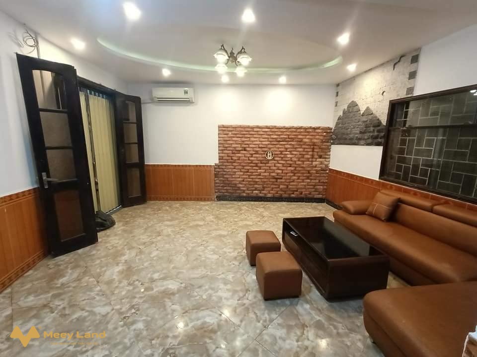 DIỆN TÍCH LỚN - THÔNG SỐ VÀNG - TIỆN ÍCH - SÂN ĐỂ 10 XE MÁY THOẢI MÁI Diện tích 53m2, 5 tầng, MT 4.3m. + Thiết kế: Tầng 1: Phòng khách rộng thênh thang, phòng bếp và Wc.Tầng 2: 1 Phòng ngủ cực rộng.Tầng 3: 1 Phòng ngủ và vệ sinh.Tầng 4: 1 phòng ngủ và vệ sinhTầng 5: Sân phơi, trồng cây cảnh cực rộng.TẦNG NÀO CŨNG ĐIỀU HOÀ (TỔNG 4 CHIẾC) để lại cho khách thiện trí.Sổ đỏ nở hậu, pháp lý rõ ràngGiá: 3.3 tỷNhấc máy gọi Nhật Anh (50 tuổi) – 0988452429