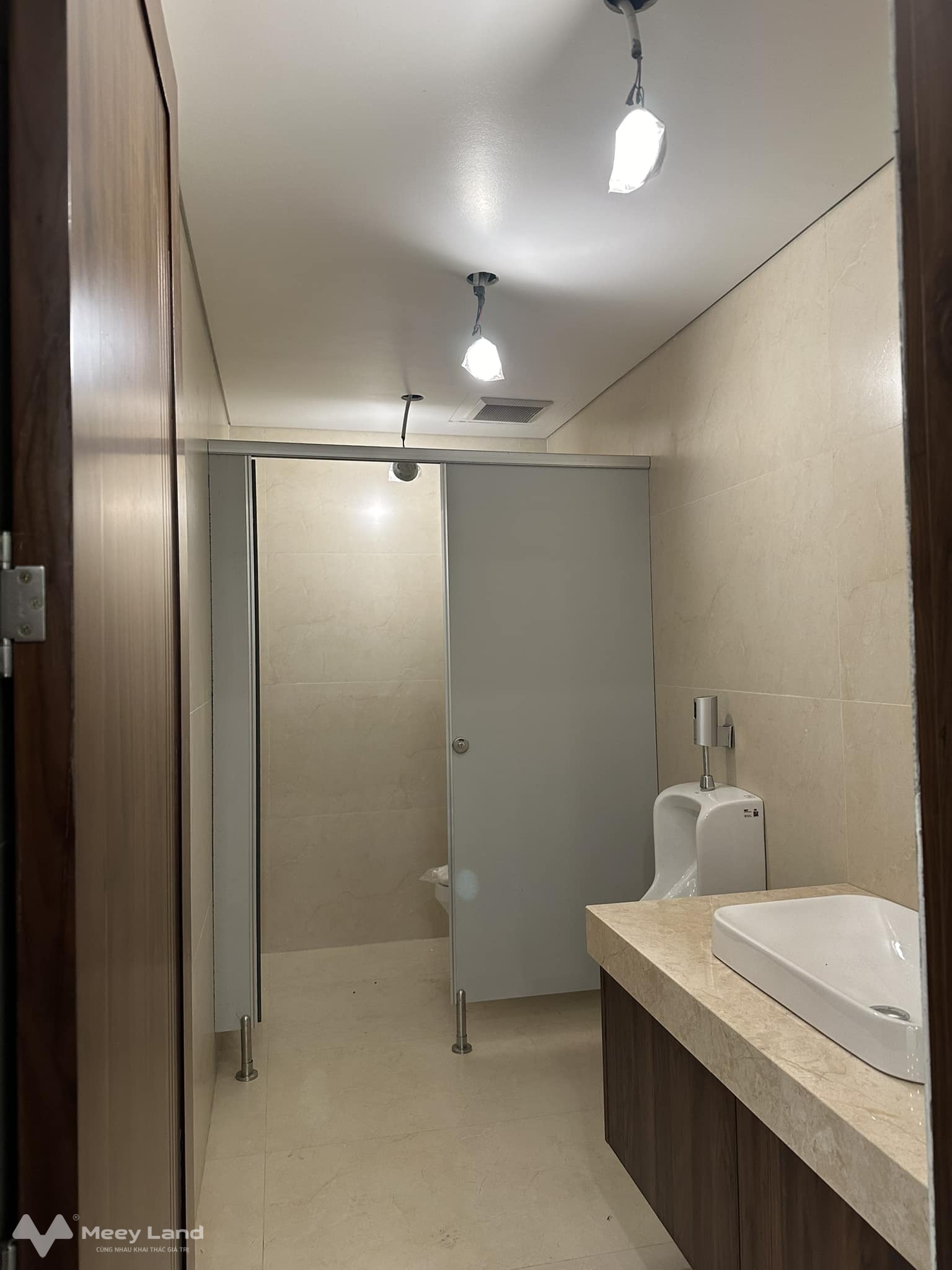 Bán nhà mặt phố Hoàng Quốc Việt, 7 tầng thang máy mới tinh