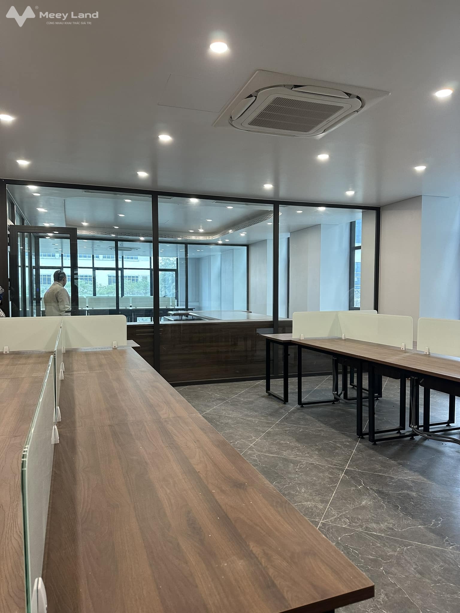 Bán nhà mặt phố Hoàng Quốc Việt, 7 tầng thang máy mới tinh