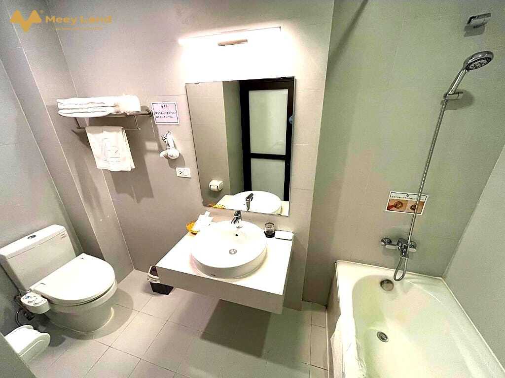 Bán nhà mặt phố Linh Lang, trung tâm Ba Đình, 11 tầng, dòng tiền 4,2 tỷ/năm