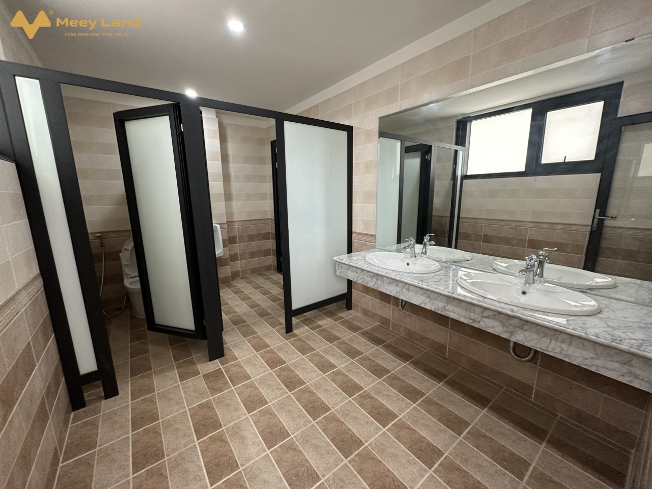 Bán nhà mặt phố Quan Hoa, Cầu Giấy, 9 tầng, thang máy