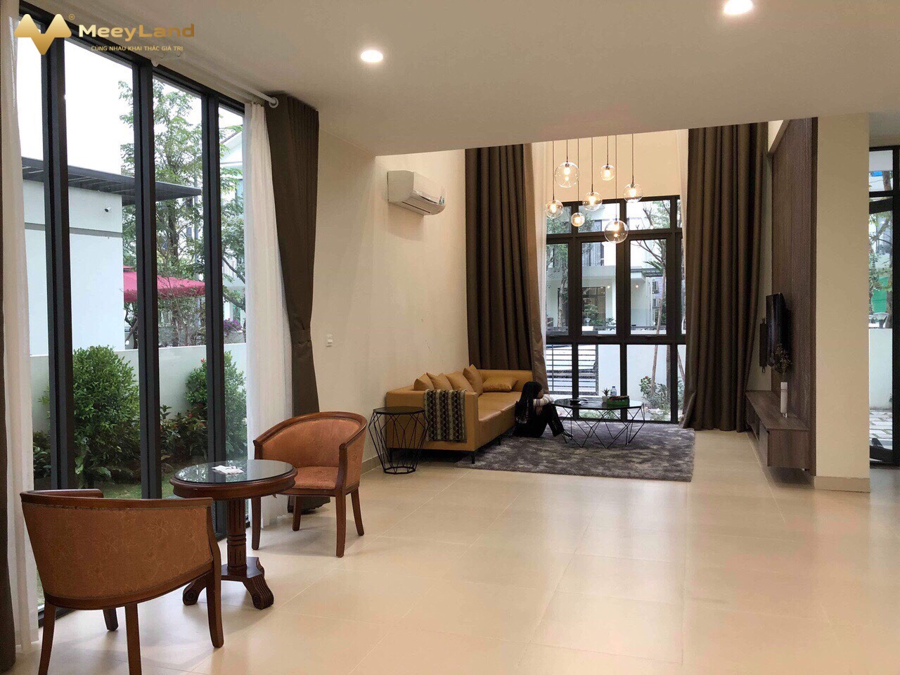 Bán biệt thự Vinhomes Thăng Long, mặt hồ, full nội thất, giá tốt