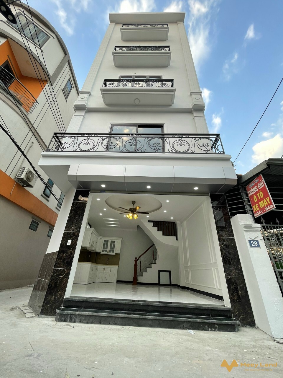 Nhà mặt đường Kim Chung, xây 5 tầng, ô tô đỗ, 2 mặt tiền thoáng, kinh doanh nhỏ, giá 5.5 tỷ