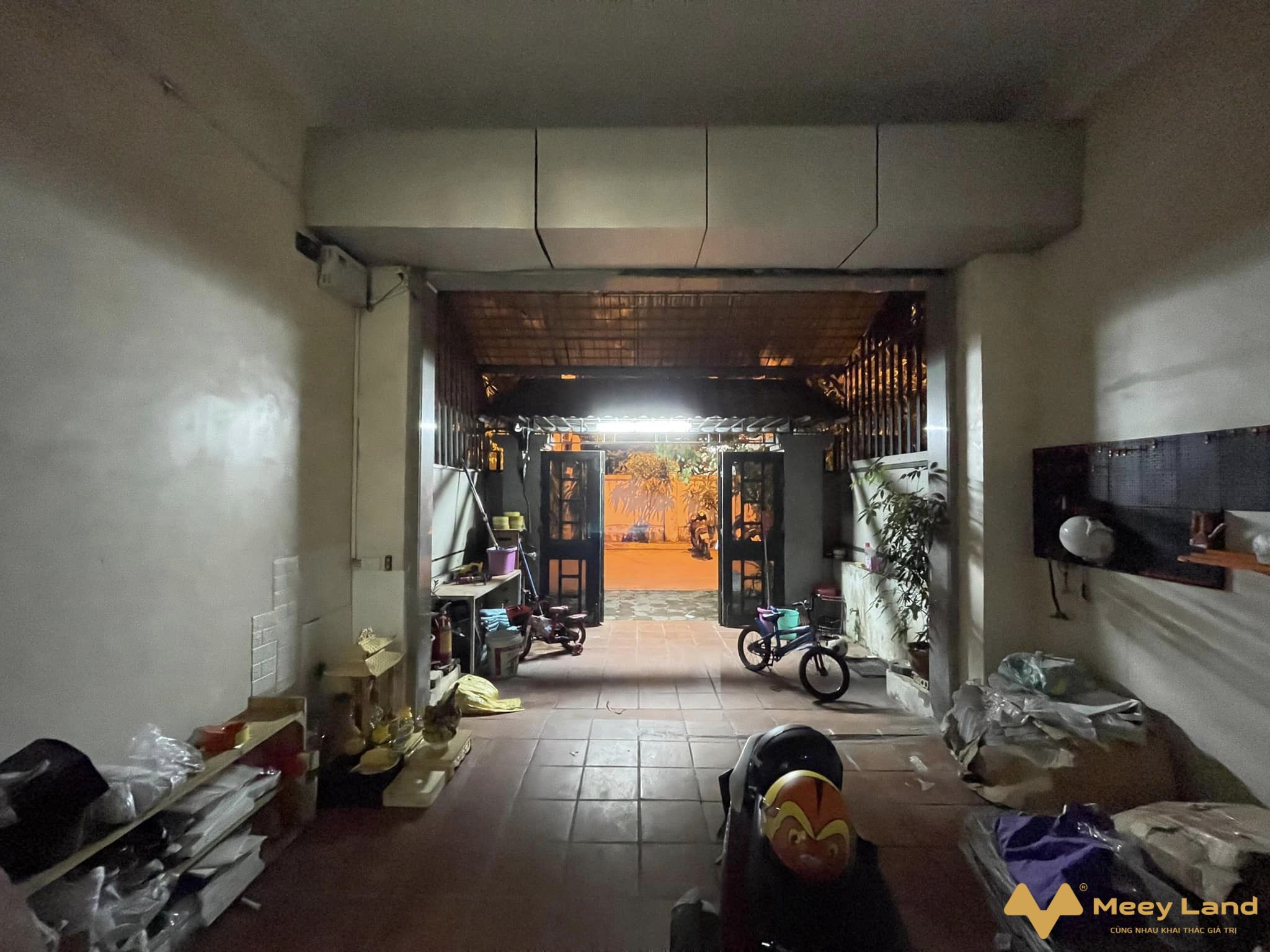 Bán LK Viglacera Đại Mỗ sát Vạn Phúc 76M 4 Tầng-Vỉa Hè-Ô tô Đỗ-Kinh Doanh giá nhỉnh 8 tỷNhà xây mỗi tầng 2 phòng, đã hoàn thiện, thoáng trước sau cực đẹp. Trước sau có khoảng sân theo phong cách nhà vườn, rất phù hợp làm VP công ty, nhà ở yên tĩnh an sinh đỉnh.- Vị trí Nhà Liền Kề nằm gần mặt đường Đại Mỗ tương lai phát triển cực mạnh khi mà các khu đô thị xung quanh đã hình thành, các tuyến đường mới sắp được xây dựng như Lê Quang Đạo kéo dài thông qua KĐT Luis city kết nối Lê Trọng Tấn, dự án mở rộng tuyến đường 70, dự án xây dựng tuyến đường Vũ Trọng Khánh kéo dài nối KĐT Làng Việt Kiều Châu Âu với KĐT Smatscity..., Sa Đôi, Đại Lộ Thăng Long.- Vậy quý khách có nhu cầu vui lòng liên hệ Mr. Vượng 033- 388-1623 để xem nhà và làm việc chính chủ.