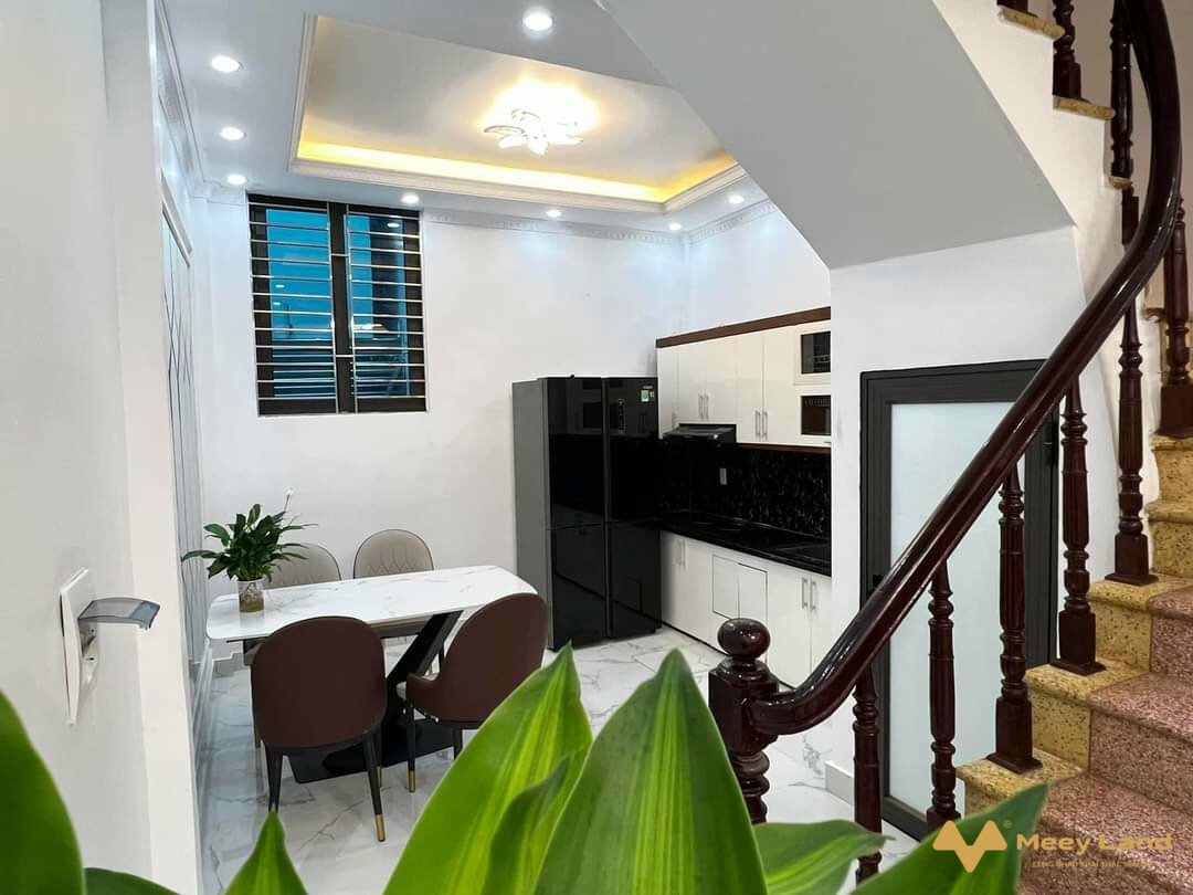 Bán nhà Tây Mỗ, Nam Từ Liêm 40M 4 Tầng, nội thất đẹp, ngõ rộng ô tô đỗ - Nhà 4 Tầng: 4 phòng ngủ rộng, 3 nhà tắm, sân phơi, phòng thờ.- Ngõ trước nhà rộng thông thoáng, ô tô đỗ.- Nhà có sân rộng xe để thoải mái.- Bãi đỗ ô tô đỗ gần ngày đêm, an ninh tốt.- Đường lớn: Đại Lộ Thăng Long, Mỹ Đình, Mễ Trì, Hà Đông.-Giá bán 3 tỷ 500  triệu ( bao chi phí chuyển nhượng).Chi tiết liên hệ: Văn Vượng : 033 -388-1623 ( Zalo ).Tư Vấn Mua Bán Nhà Đất Hà Nội.#muanhà #muađất #bánnhà #bánđất #namtừliêm #bắctừliêm #hoàiđức #cầugiấy #dưới2tỷ #dưới3tỷ #nhàđẹp #đấtđẹp #2tỷ #3tỷ #1tỷ #4tỷ #bấtđộngsản #mỹđình #vinhomes Xin Cảm Ơn.