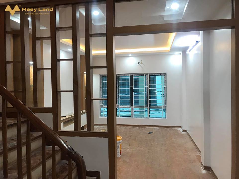 Bán nhà Di Trạch, Nhổn 41,2M 4 Tầng, 4P Ngủ, Gác Lửng, nội thất đẹp 2,7 tỷ- Nhà 41.2M 4 Tầng: Gác lửng thoáng đẹp, 4 phòng ngủ, 3 nhà tắm, sân phơi, phòng thờ.- Vị trí nhà gần đường lớn, thiết kế hiện đại, nội thất mới đẹp- Bãi đô ô tô ngày đêm, an ninh, yên tĩnh.- Tiện ích đầy đủ trường học các cấp, trung tâm mua sắm.- Gần đường lớn: Quốc lộ 32, Nhổn, Mỹ Đình, Cầu Diễn, Trịnh Văn Bô.-Giá nhà: 2 tỷ 700 triệu ( bao chi phí chuyển nhượng ).- Anh chị liên hệ SDT:033-388- 1623 ( có zalo)