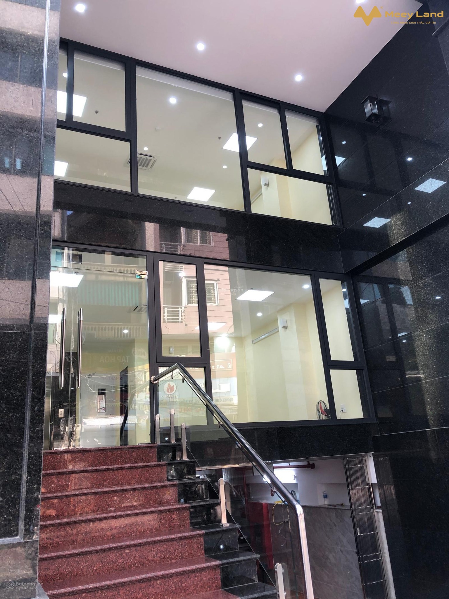 Tòa nhà văn phòng mặt phố Hoàng Quốc Việt, Cầu Giấy, 7 tầng, thang máy mới tinh