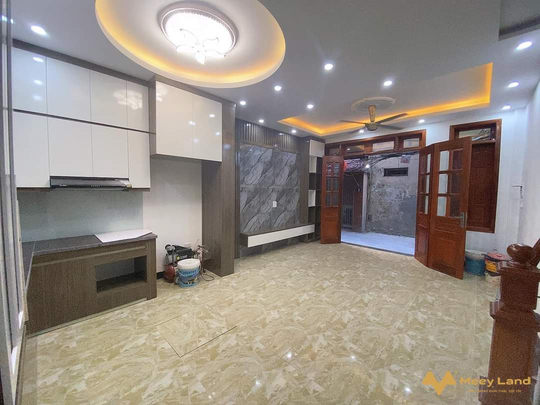 Bán nhà Vân Canh, Xuân Phương 35M 4 Tầng, 4 phòng, nội thất đẹp, đường lớn 2.5 tỷ- Diện tích nhà 35M2 4 Tầng, 4 phòng, 3 nhà tắm, - Đường trước nhà cao ráo, trải gạch đỏ sạch sẽ,  gần phố.- Tiện ích đầy đủ trung tâm mua sắm, chợ, khu vui chơi.- Trường học các cấp 1 2 3, trường quốc tế- Đường lớn: Trịnh Văn Bô, Xuân Phương, Nhổn, Cầu Diễn, Mỹ Đình.- Giá nhà 2 tỷ 500 triệu  ( bao chi phí chuyển nhượng).Anh/ Chị vui lòng Liên hệ : Văn Vượng SDT 033-388-1623 ( có Zalo).-Tư Vấn Mua Bán Nhà Đất.Xin cảm ơn!