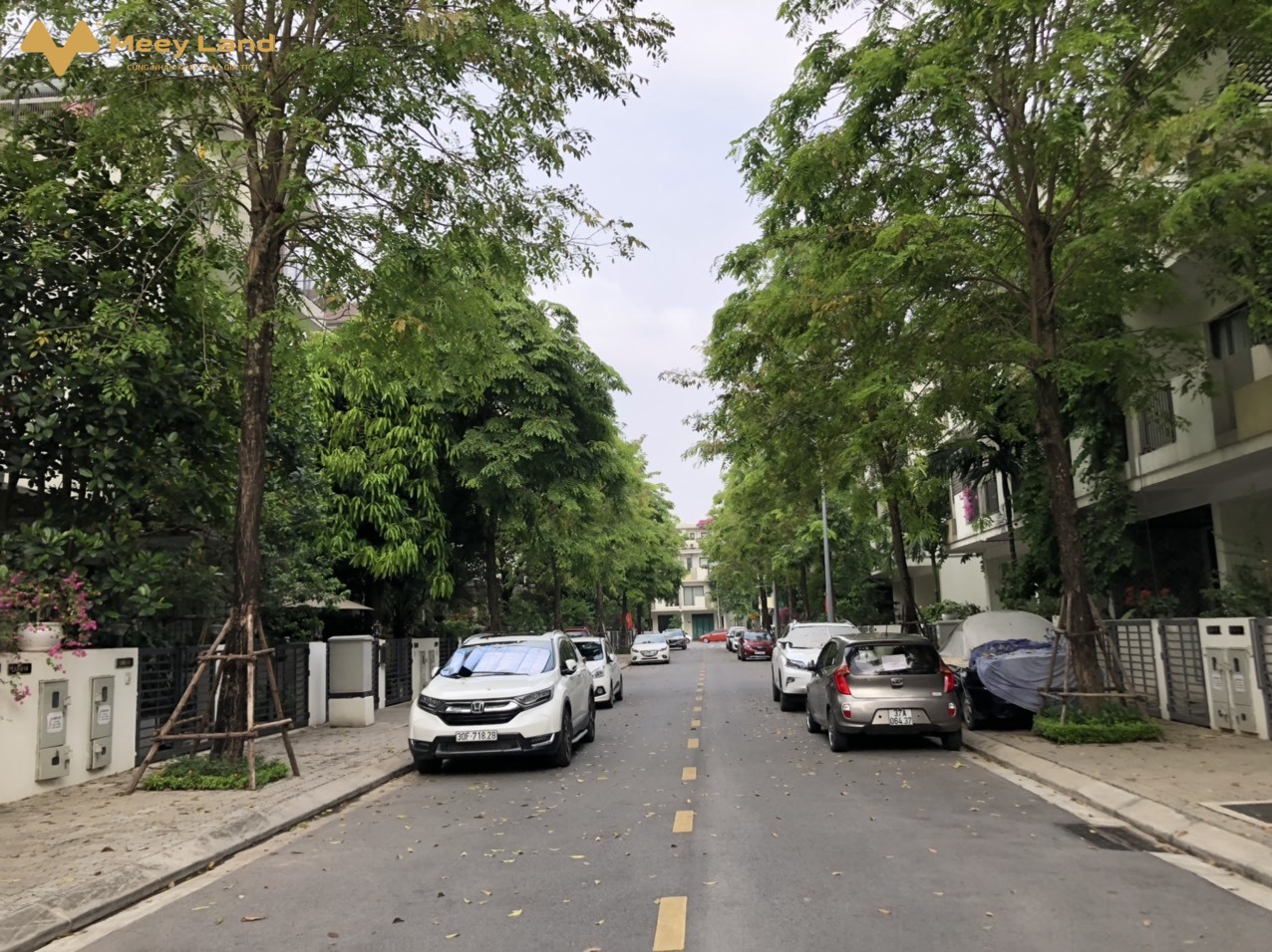 Chính chủ cần bán giá giảm sâu, biệt thự mặt hồ Vinhomes Thăng Long