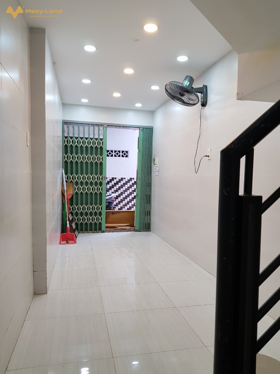 Nhà đẹp rẻ 1 trệt 2 lầu Nguyễn Văn Cừ trung tâm quận 1, Hồ Chí Minh