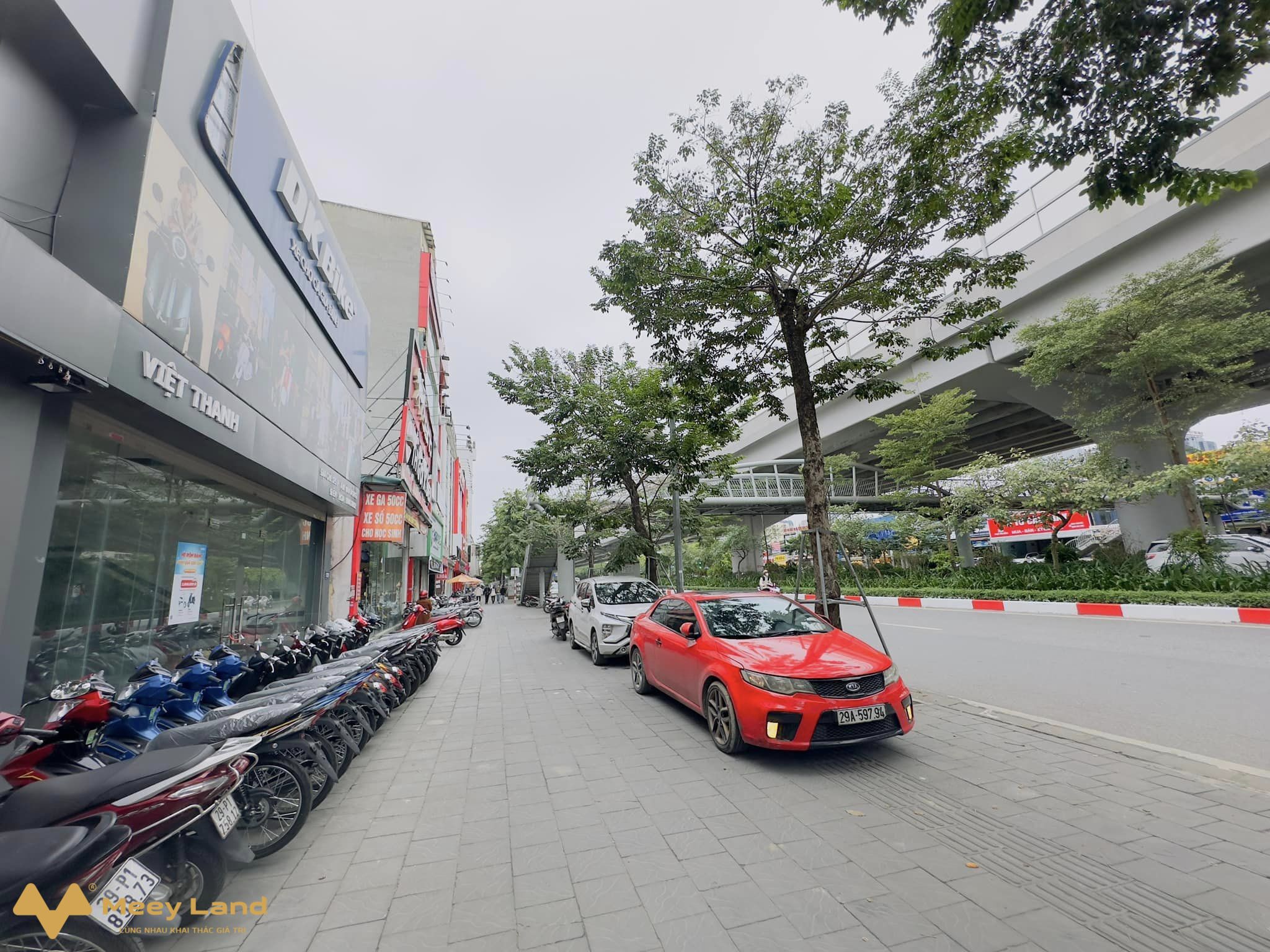 Mặt phố Phạm Văn Đồng, Cầu Giấy lô góc, kinh doanh