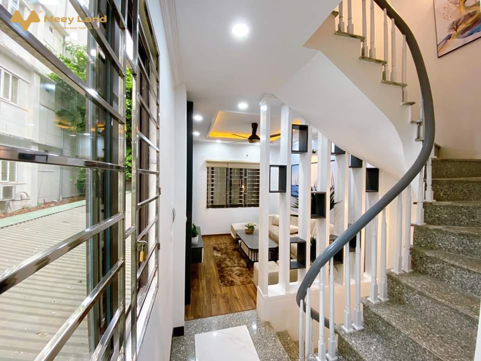 Bán nhà An Khánh, giáp Đại Lộ Thăng Long 39M 4 Tầng, 4P Ngủ, ngõ rộng, ô tô đỗ gần nhà+ Vị trí nhà ở gần Đại Lộ Thăng Long, bán kính 1km KĐT Vinhomes Smart City, Splendora, KĐT Nam An Khánh, tận hưởng mọi tiện ích xung quanh, giao thông thuận tiện đến trung tâm thành phố...- Tầng 1: P. Khách + P. Bếp + Wc.- Tầng 2 + 3: Mỗi tầng có 2 phòng ngủ + Wc.- Tầng 4: Phòng thờ + sân phơi...- Gần Đường lớn: Đại Lộ Thăng Long, Lê Trọng Tấn, Nam Thăng Long, Mỹ Đình , Hà Đông.- Nhà ngay bãi ô tô, đỗ được 30 cái ngày đêm thoải mái.- Hỗ trợ vay ngân hàng chỉ 1.5 tỷ nhận nhà ở ngay.- Giá nhà 3 tỷ 200 triệu (bao chi phí chuyển nhượng).- SDT Liên Hệ: 0333 881 623/ 0944 958 199Đã sao chépcó Zalo).Xin chân thành cảm ơn.