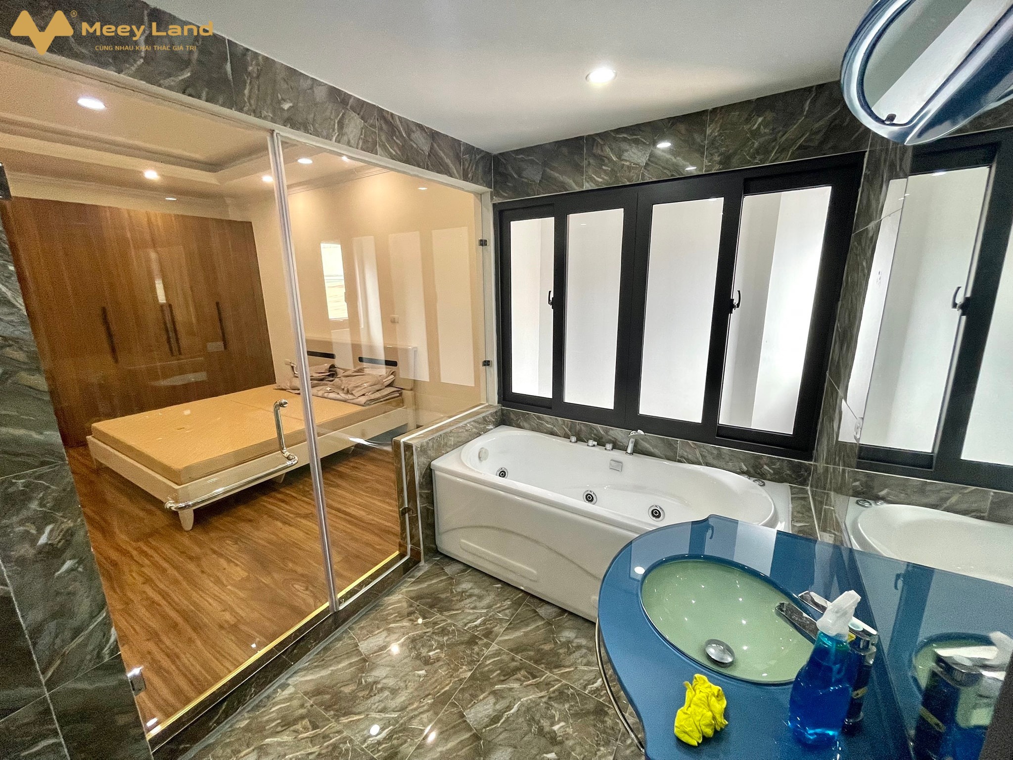 Tòa nhà đa chức năng khu phân lô Hoàng Quốc Việt, Cầu Giấy - 9 tầng thang máy mới