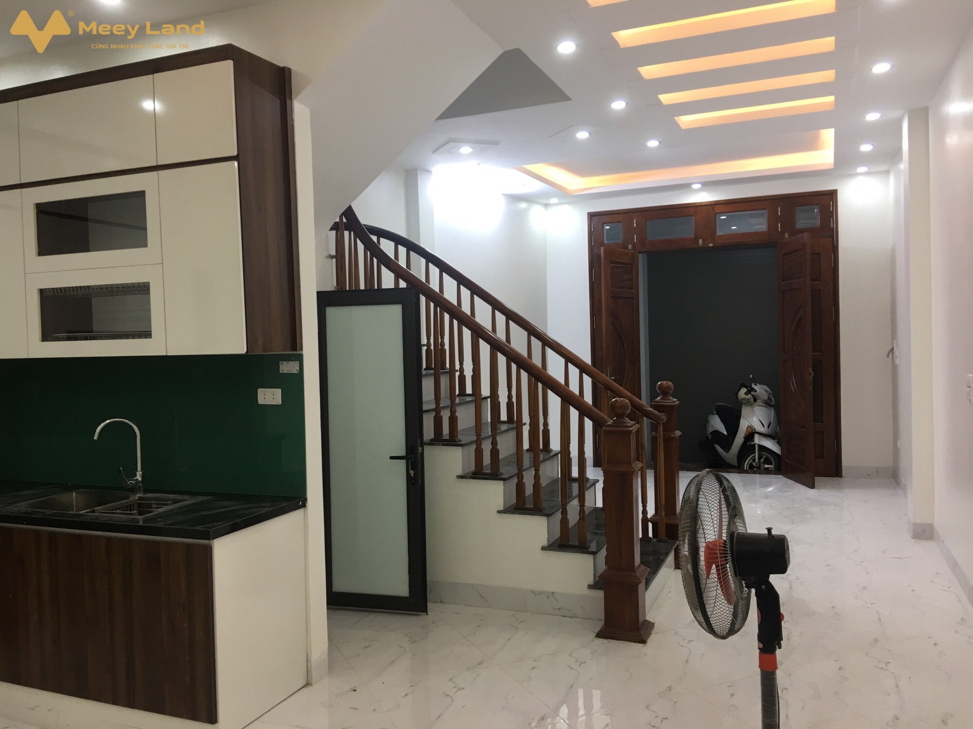 Trung tâm QUẬN HAI BÀ TRƯNG - MỚI KOONG - GẦN PHỐ - NGÕ THÔNG Mô Tả:+ Nhà mới tinh, xây bằng vật liệu rất chất lượng, đẹp hơn khách sạn 5 sao, ở cực sướng.+ Nhà mặt ngõ thông sang ngõ 36 Lê Thanh Nghị.+ Trung tâm quận Hai Bà Trưng, gần phố, gần ô tô đỗ.+ Trung tâm thương Mại, Hồ Gươm, chợ Mơ, trường Cấp 1,2,3, ĐH Bách Khoa, Xây Dựng, Kinh Tế Quốc Dân, công viên Thống Nhất, Bệnh viện Bạch Mai, Thanh Nhàn nằm trong bán kính 1km, tiện ích nhiều vô kể, bạt ngàn dịch vụ, khu vực an ninh tốt.Thiết kế: + Tầng 1: sân để xe, phòng khách, phòng ăn, bếp, wc+ Tầng 1: Phòng khách, phòng bếp, WC+ Tầng 2: 2 phòng ngủ, WC+ Tầng 3: 2 phòng ngủ, WC+ Tầng 4: 2 phòng ngủ, WC+ Tầng 5: phòng thờ, sân phơiPháp lý: sổ nở hậu, pháp lý rõ ràngGiá 5.5 tỷ