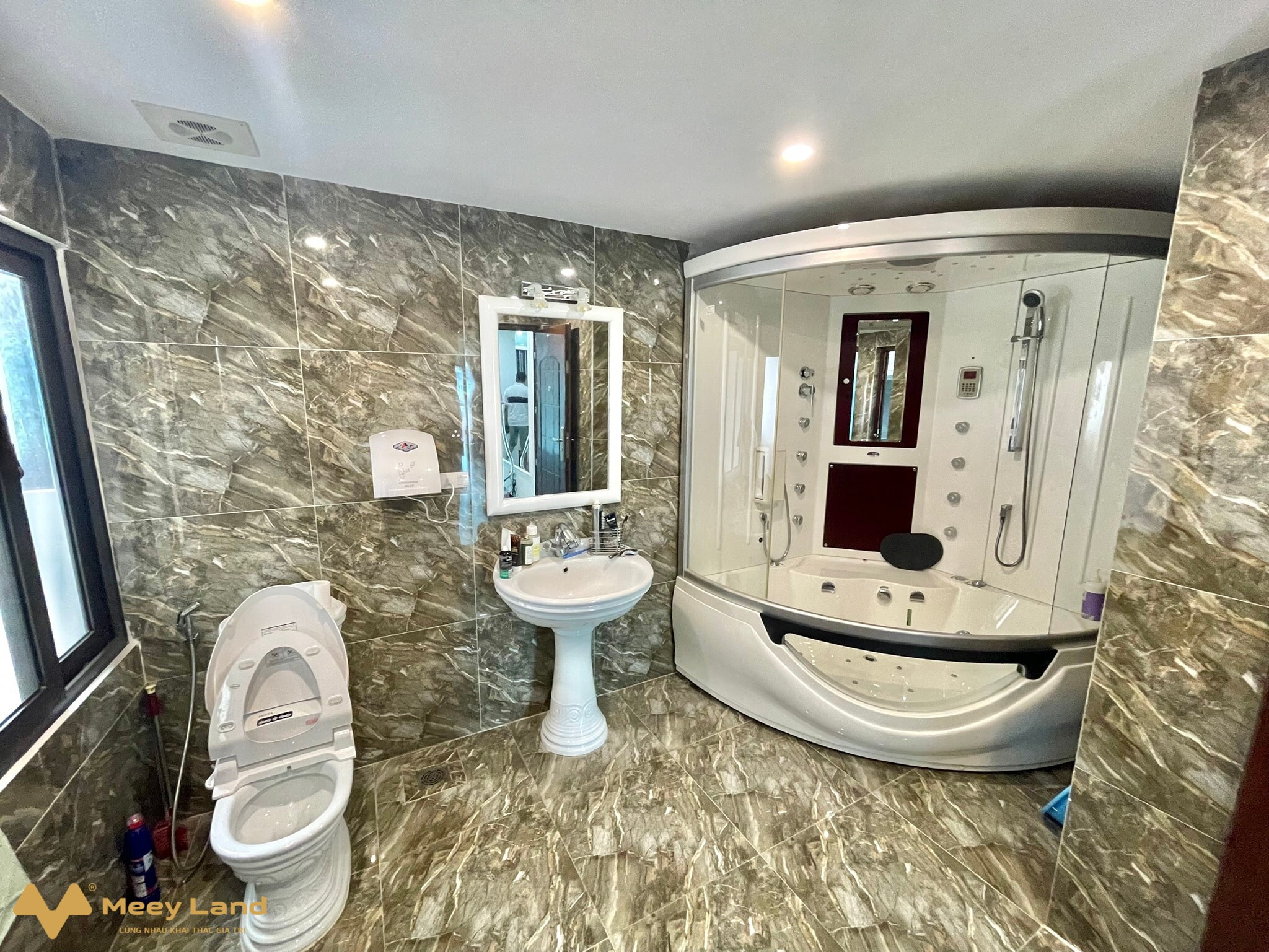 Tòa nhà đa chức năng khu phân lô Hoàng Quốc Việt, Cầu Giấy - 9 tầng thang máy mới