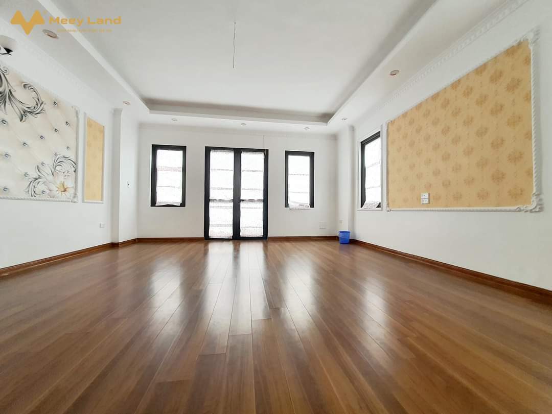 Bán nhà Đại Mỗ 40M 5 Tầng, gần đường lớn, ô tô đỗ gần, tiện ích đầy đủ- Diện tích nhà 40M2 4 Tầng: 4 phòng ngủ, 3 nhà tắm, sân phơi, gian thờ.- Ngõ trước nhà rộng, sân chơi, xe để thoải mái.- Tặng toàn bộ nội thất trong nhà, nội thất mới đầy đủ công năng.- Ngõ trước nhà gần 3m, cách đường ô tô dừng đỗ 20m.- Nhà xây mới, thiết kế hiện đại, phòng nào cũng có ánh sáng tự nhiên.- Vị trí nằm trong khu dân cư văn minh, yên tĩnh, an ninh.- Nhà gần chợ , gần bãi gửi xe ô tô (gửi xe nhà văn hóa)- Giá nhà 3 tỷ 150 triệu ( có thỏa thuận).- Gọi ngay em Vượng (24/24) để xem nhà trực tiếp- SĐT/zalo 033-388-1623#hànội #muanhà #muađất #bánnhà #bánđất #namtừliêm #bắctừliêm #hoàiđức #cầugiấy #nhàđẹp #đấtđẹp #2tỷ #3tỷ #1tỷ #4tỷ #bấtđộngsản #mỹđình #vinhomes