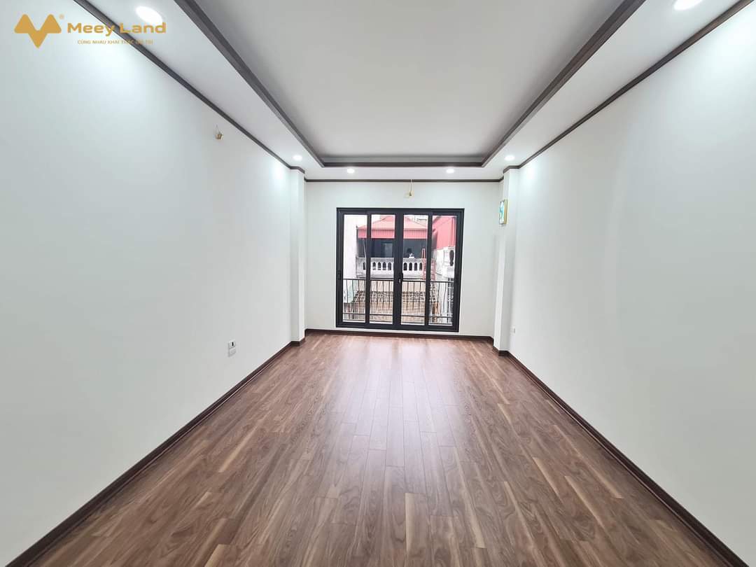 Bán nhà mặt ngõ Tây Mỗ, Nam Từ Liêm xây 5 Tầng, ngõ taxi thoáng, ô tô đỗ giá 3 tỷ- Nhà xây mới 5 Tầng: 4 phòng, 3 nhà tắm, sân phơi, gian thờ.- Ngõ trước nhà rộng thông thoáng, trải nhựa sạch sẽ.- Chỉ 30m ra bãi đô ô tô ngày đêm, an ninh tốt.- Tiện ích đầy đủ, trường học các cấp, chợ trung tâm mua sắm.- Gần đường phố lớn:Đại Lộ Thăng Long, Mỹ Đình, Hà Đông.- Sát khu VinCom tiện ích sầm uất, khu vui chơi mua sắm.- Giá nhà 3 tỷ ( có thỏa thuận).- Liên Hệ : SĐT/zalo 033-388-1623. để xem nhà trực tiếpTư Vấn Mua Nhà Đất Hà Nội.#hànội #muanhà #muađất #bánnhà #bánđất #muanha #bannha #namtừliêm #bắctừliêm #hoàiđức #nhàđẹp #bấtđộngsản