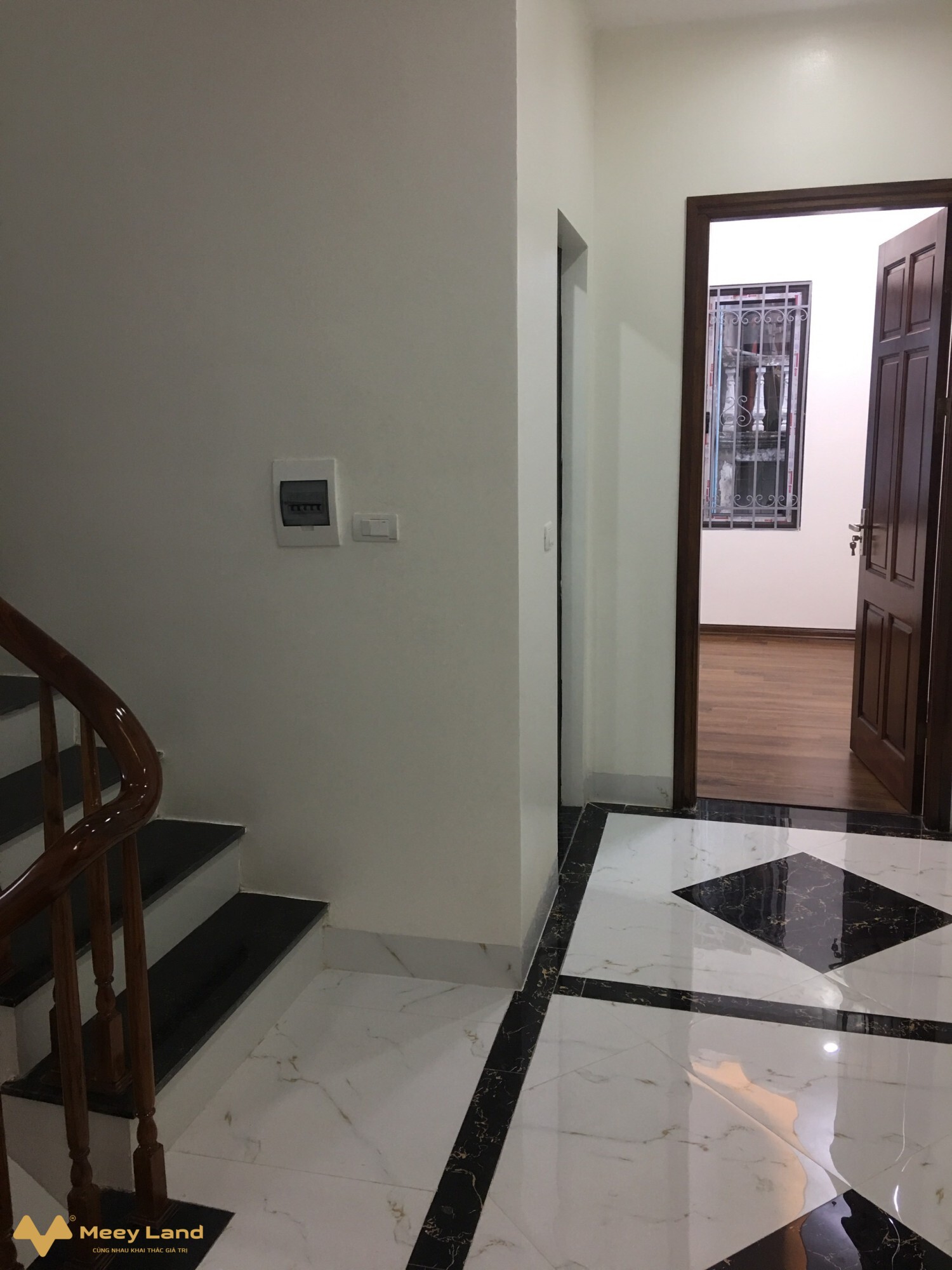 Trung tâm QUẬN HAI BÀ TRƯNG - MỚI KOONG - GẦN PHỐ - NGÕ THÔNG Mô Tả:+ Nhà mới tinh, xây bằng vật liệu rất chất lượng, đẹp hơn khách sạn 5 sao, ở cực sướng.+ Nhà mặt ngõ thông sang ngõ 36 Lê Thanh Nghị.+ Trung tâm quận Hai Bà Trưng, gần phố, gần ô tô đỗ.+ Trung tâm thương Mại, Hồ Gươm, chợ Mơ, trường Cấp 1,2,3, ĐH Bách Khoa, Xây Dựng, Kinh Tế Quốc Dân, công viên Thống Nhất, Bệnh viện Bạch Mai, Thanh Nhàn nằm trong bán kính 1km, tiện ích nhiều vô kể, bạt ngàn dịch vụ, khu vực an ninh tốt.Thiết kế: + Tầng 1: sân để xe, phòng khách, phòng ăn, bếp, wc+ Tầng 1: Phòng khách, phòng bếp, WC+ Tầng 2: 2 phòng ngủ, WC+ Tầng 3: 2 phòng ngủ, WC+ Tầng 4: 2 phòng ngủ, WC+ Tầng 5: phòng thờ, sân phơiPháp lý: sổ nở hậu, pháp lý rõ ràngGiá 5.5 tỷ