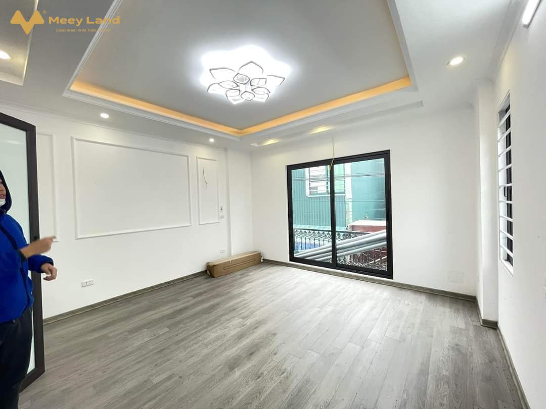 Bán nhà riêng Đại Mỗ, gần Vạn Phúc 35M 5 Tầng,nội thất đẹp, ô tô đỗ gần- Diện tích nhà 35M2 5 Tầng: 4P Ngủ, 3 nhà tắm, sân phơi, phòng thờ.- Vuông Văn, Ô tô đỗ cách đất 50m.- Đường trước nhà cao ráo, trải nhựa cao ráo sạch sẽ, gần phố.- Tiện ích đầy đủ trung tâm mua sắm, chợ, khu vui chơi Vincom.- Trường học các cấp 1 2 3, trường quốc tế, Lê Quý Đôn, Đại Mỗ, Tây Mỗ.- Đường lớn: Mỹ Đình, Cầu Giấy, Đại Lộ Thăng Long, Sa Đôi, Hà Đông.- Giá đất 2 tỷ 950 triệu  ( bao chi phí chuyển nhượng).Anh/ Chị vui lòng Liên hệ : Văn Vượng SDT 033-388-1623 ( có Zalo).-Tư Vấn Mua Bán Nhà Đất.Xin cảm ơn!