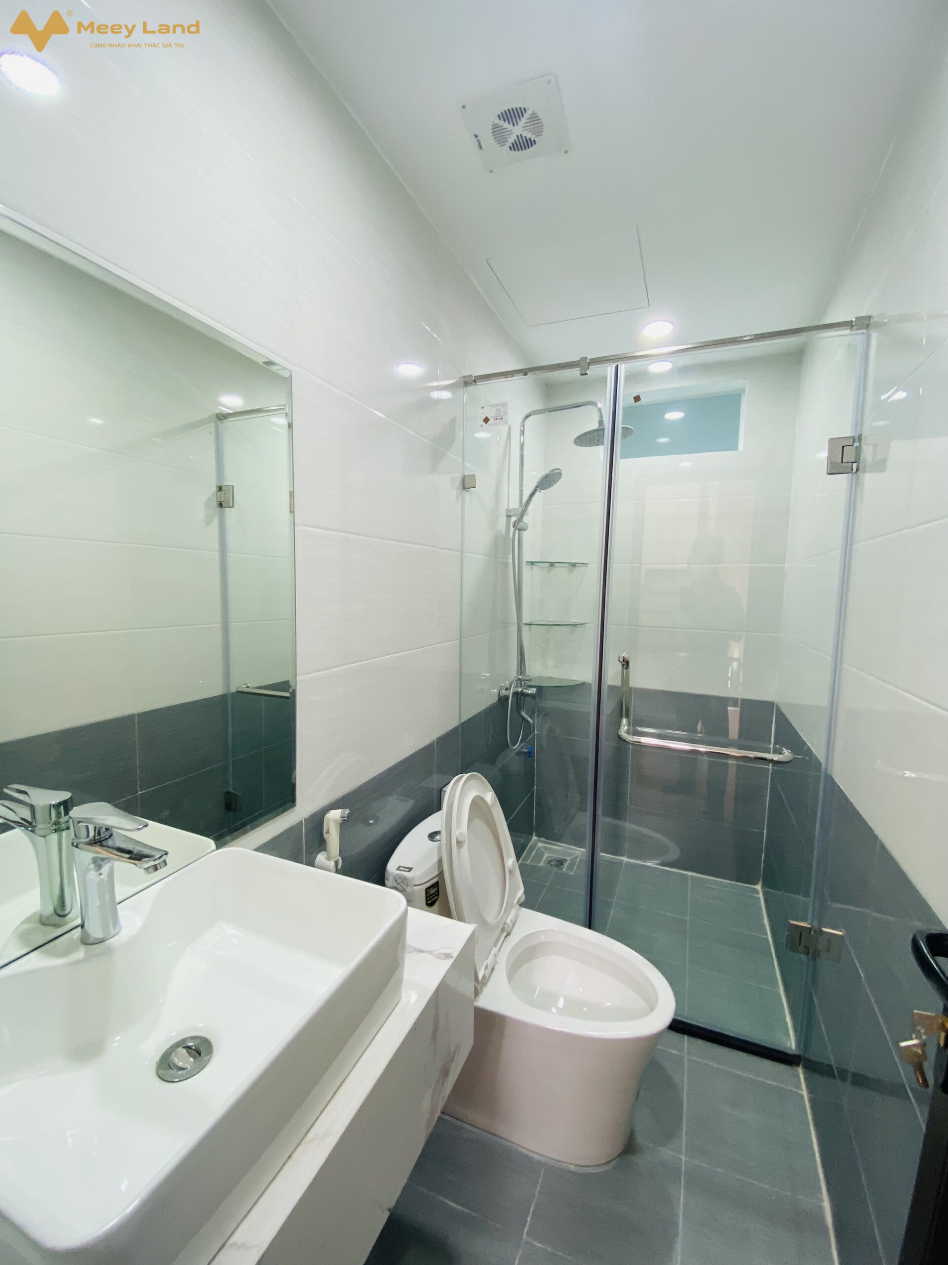 Bán nhà mặt ngõ Tây Mỗ, Nam Từ Liêm xây 5 Tầng, ngõ taxi thoáng, ô tô đỗ giá 3 tỷ- Nhà xây mới 5 Tầng: 4 phòng, 3 nhà tắm, sân phơi, gian thờ.- Ngõ trước nhà rộng thông thoáng, trải nhựa sạch sẽ.- Chỉ 30m ra bãi đô ô tô ngày đêm, an ninh tốt.- Tiện ích đầy đủ, trường học các cấp, chợ trung tâm mua sắm.- Gần đường phố lớn:Đại Lộ Thăng Long, Mỹ Đình, Hà Đông.- Sát khu VinCom tiện ích sầm uất, khu vui chơi mua sắm.- Giá nhà 3 tỷ ( có thỏa thuận).- Liên Hệ : SĐT/zalo 033-388-1623. để xem nhà trực tiếpTư Vấn Mua Nhà Đất Hà Nội.#hànội #muanhà #muađất #bánnhà #bánđất #muanha #bannha #namtừliêm #bắctừliêm #hoàiđức #nhàđẹp #bấtđộngsản