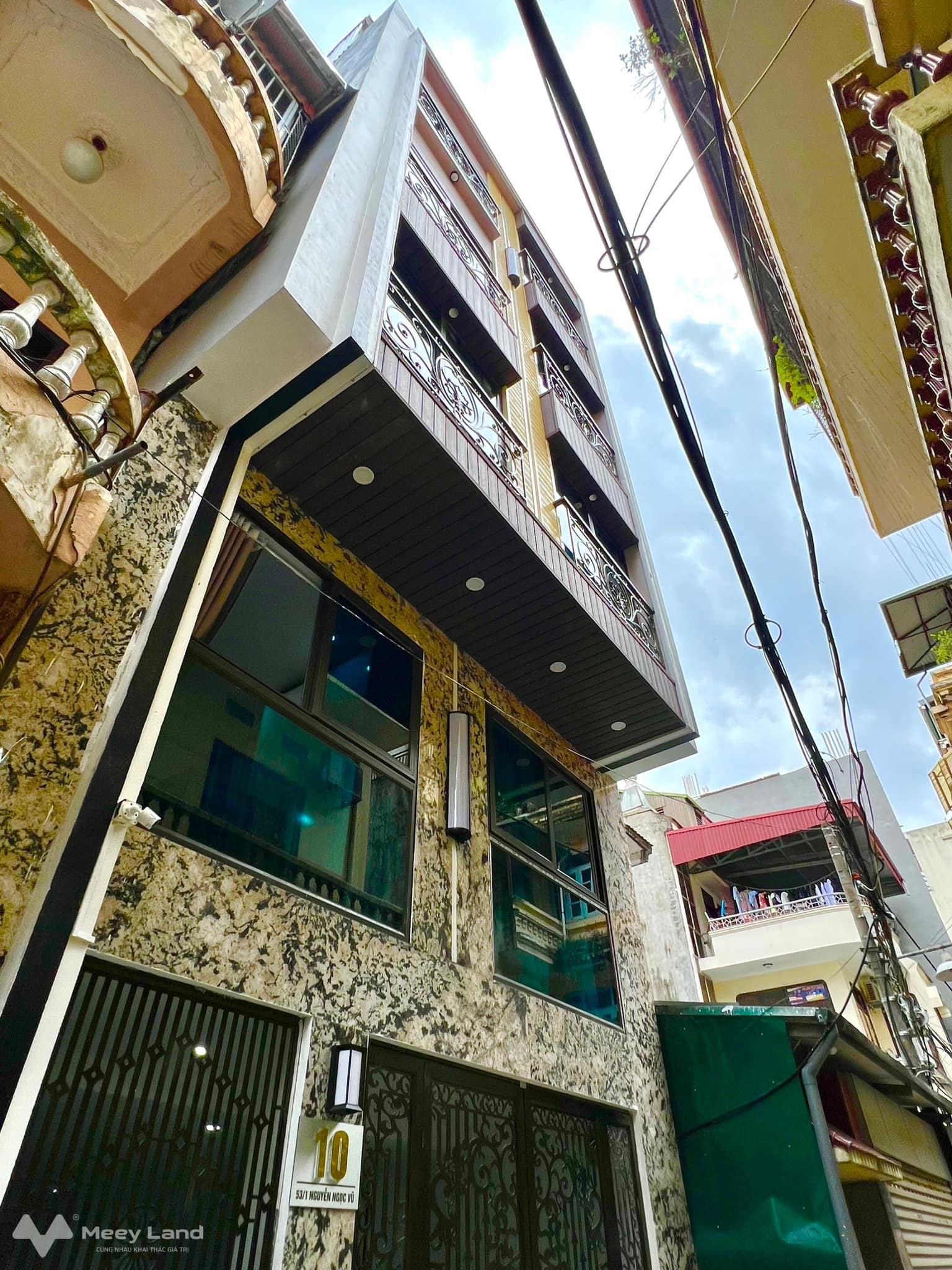 Chung cư mini Nguyễn Ngọc Vũ, 35 phòng full nội thất, cho thuê 200 triệu/ tháng