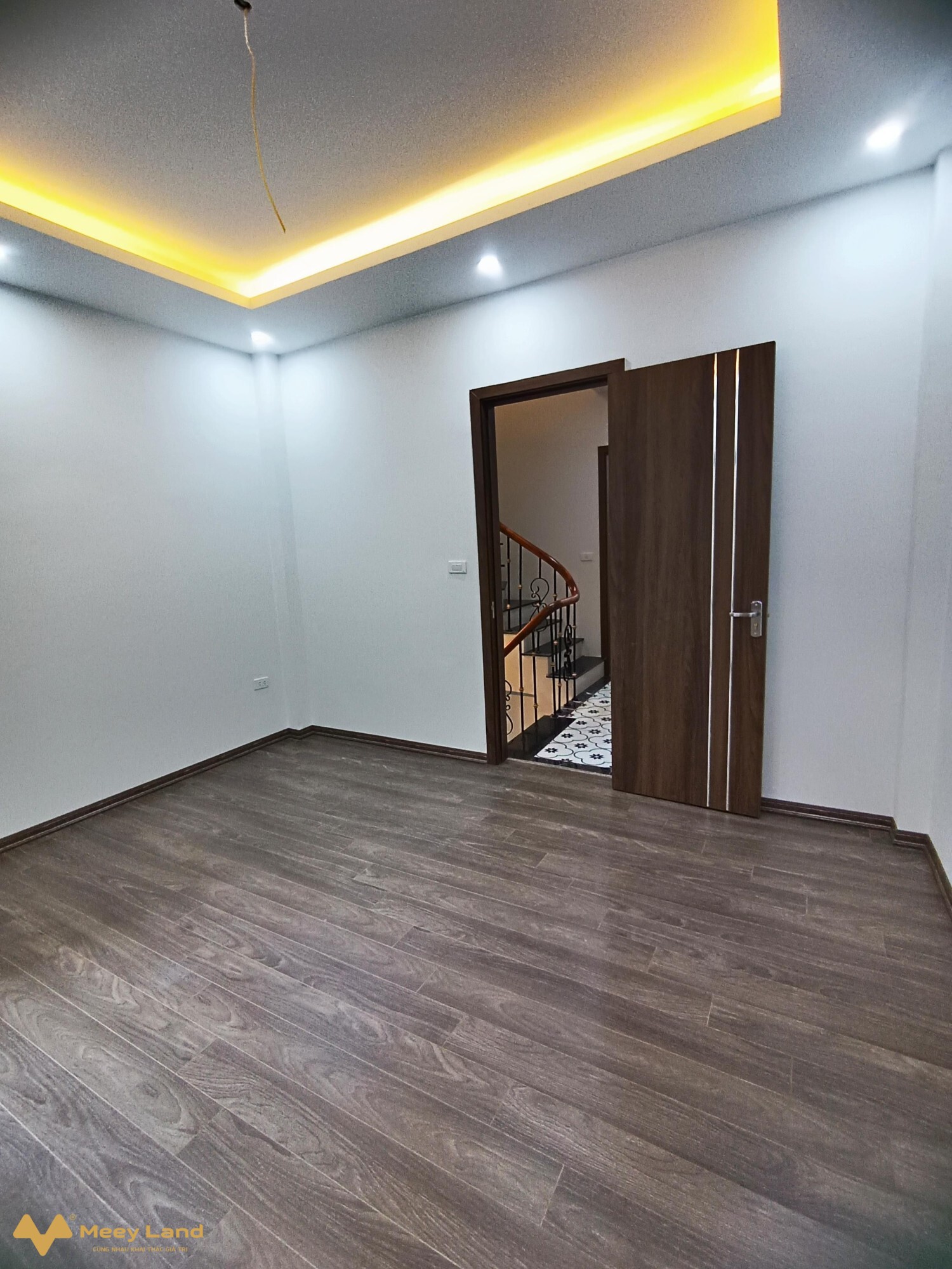 Nhà mới tinh, đẹp như khách sạn 5 sao, ở cực sướng ngõ thông sang phố Lê Thanh Nghị.Ngõ ba gác, cách ô tô dừng đỗ 50m, vị trí trung tâm quận Hai Bà; Hồ Gươm, chợ Mơ, trường Cấp 1,2,3, ĐH Bách Khoa, Xây Dựng, Kinh Tế Quốc Dân, công viên Thống Nhất, Bệnh viện Bạch Mai, Thanh Nhàn nằm trong bán kính 1km, tiện ích vô cùng.Thiết kế:- Tầng 1: Thông sàn + Bếp + WC.- Tầng 2: 1 phòng rất to + WC.- Tầng 3,4: Mỗi tầng 2 phòng ngủ, WC giữa, cầu thang giữa.- Tầng 5: Phòng thờ + sân phơi trước sau.Sổ đỏ pháp lý chuẩn, sẵn sàng giao dịch.Giá 5 tỷLiên hệ: Nhật Anh (50 tuổi) – 0988452429