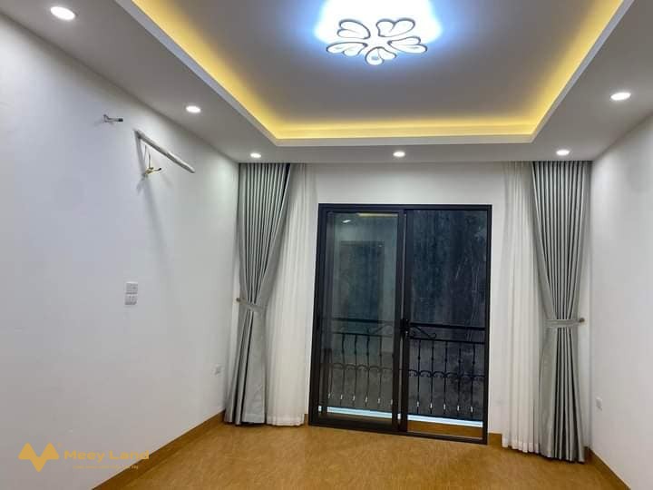 Bán nhà Di Trạch, Nhổn 41,2M 4 Tầng, 4P Ngủ, Gác Lửng, nội thất đẹp 2,7 tỷ- Nhà 41.2M 4 Tầng: Gác lửng thoáng đẹp, 4 phòng ngủ, 3 nhà tắm, sân phơi, phòng thờ.- Vị trí nhà gần đường lớn, thiết kế hiện đại, nội thất mới đẹp- Bãi đô ô tô ngày đêm, an ninh, yên tĩnh.- Tiện ích đầy đủ trường học các cấp, trung tâm mua sắm.- Gần đường lớn: Quốc lộ 32, Nhổn, Mỹ Đình, Cầu Diễn, Trịnh Văn Bô.-Giá nhà: 2 tỷ 700 triệu ( bao chi phí chuyển nhượng ).- Anh chị liên hệ SDT:033-388- 1623 ( có zalo)