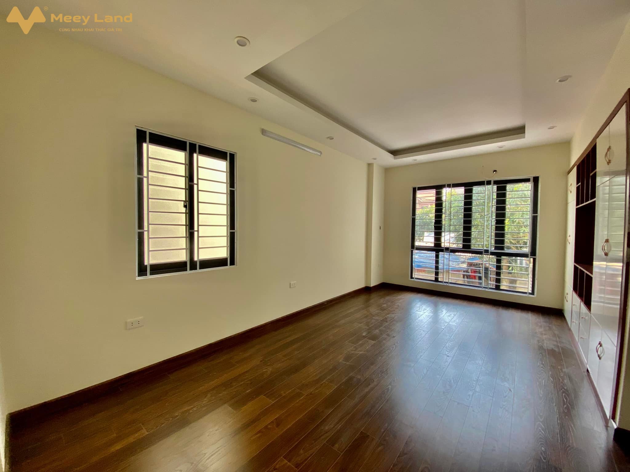 Nhà mặt đường Kim Chung, xây 5 tầng, ô tô đỗ, 2 mặt tiền thoáng, kinh doanh nhỏ, giá 5.5 tỷ