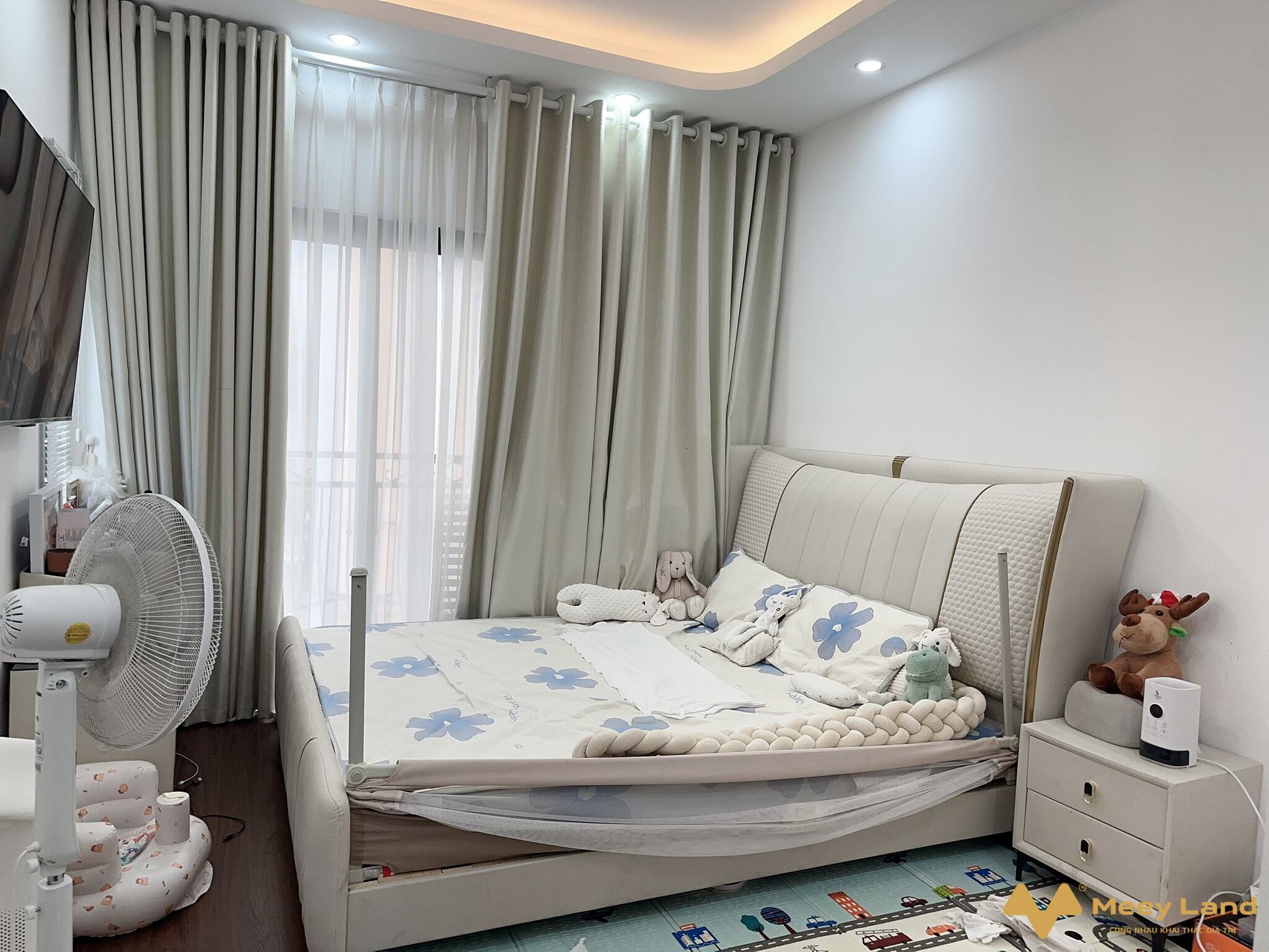 Bán nhà Vân Canh 45M 4 Tầng, 2 mặt thoáng, tặng nội thất, gần đường lớn, Mỹ Đình 3km- Nhà xây 45M2 4 Tầng: 4 phòng ngủ rộng, 3 nhà tắm, sân phơi, phòng thờ.- Ngõ trước nhà rộng hơn 3m, gần đường lớn.- Thiết kế nhà hiện đại,2 mặt thoáng sáng ánh sáng tự nhiên.- Khu vực an ninh tốt, gần chợ, trường học các cấp.- Sát gần bãi đỗ ô tô khoảng 50 cái, đỗ ngày đêm.- Gần đường lớn: Đại Lộ Thăng Long, Mỹ Đình, Kangnam, Sa Đôi.- Hỗ trợ vay ngân hàng chỉ 1,5 tỷ giao dịch nhận nhà ngay.Pháp Lý: sổ đổ chính chủ- Vui lòng liên hệ: 033-388-1623/ 094-495-8199 (có zalo).Tư Vấn Mua Bán Nhà Đất Hà Nội.Xin Cảm Ơn.