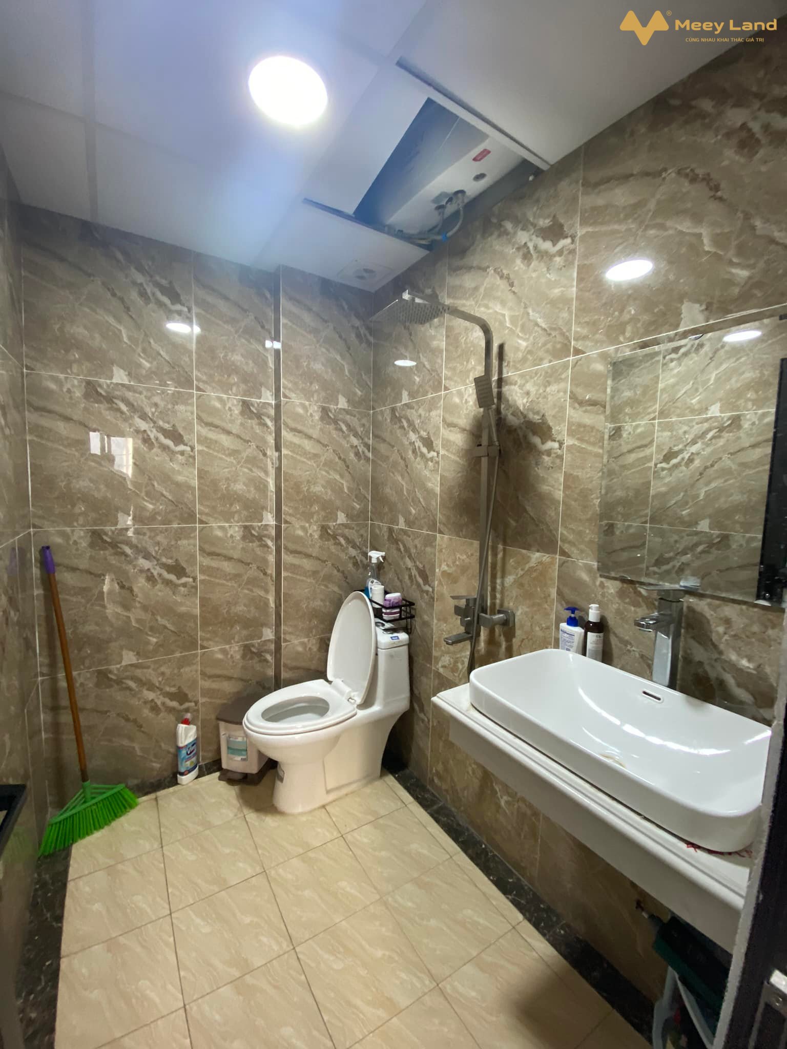 Nhà mặt đường Kim Chung, xây 5 tầng, ô tô đỗ, 2 mặt tiền thoáng, kinh doanh nhỏ, giá 5.5 tỷ