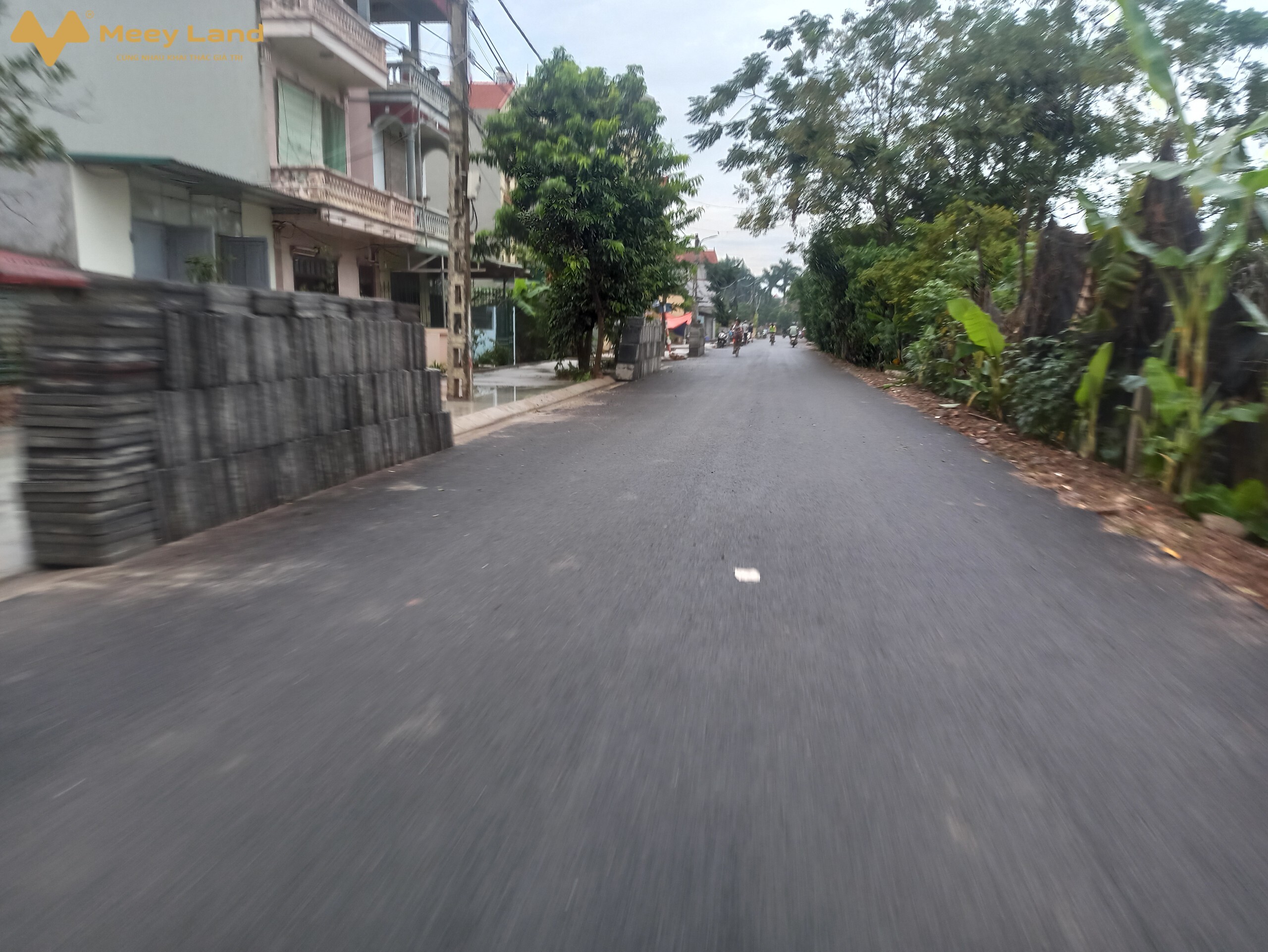 - Diện tích: 51M Mặt tiền 4,5M , Vuông Vắn, không lỗi phong thủy.- Ngõ trước đất rộng gần 3m, trải bê tông cao ráo sạch sẽ.- Chỉ 50m ra đường lớn, bãi đỗ Ô tô ngày đêm, đỗ hơn 20 ô tô.- 150M ra đường Vành Đai 3.5 có 4 làn xe, đi liên tỉnh.- An ninh cực tốt, dân trí  hàng xóm thân thiện.- Gần trường học các cấp 1, 2 ,3 , trường mầm non, bán kính 500m, tiện đưa đón.- Tương lai khu vực phát triển, Hoài Đức lên Quận, đường xá, tiện ích phát triển rất tiềm năng.-Di chuyển gần: Bắc Nam Từ Liêm, Mỹ Đình, Hà Đồng, Cầu Giấy, Đống Đa, Thanh Xuân-Giá Đất 2 tỷ 450 triệu  ( bao chi phí chuyển nhượng, có thương lượng)Pháp Lý : sổ đổ chính chủ, sẵn sàng giao dịch.Chi tiết liên hệ: Văn Vượng : 033-388- 1623 ( Zalo 24/7).Nhận Ký Gửi Mua Bán Nhà Đất Hà Nội.Xin chân thành cảm ơn.