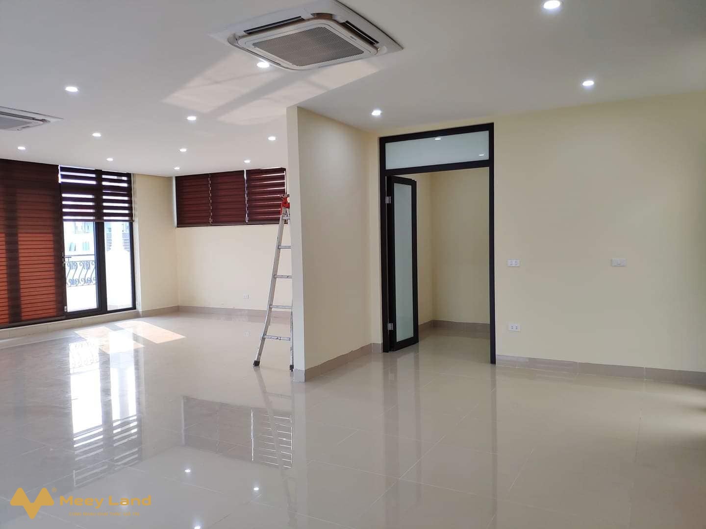 Bán nhà mặt phố Nguyễn Xiển, Thanh Xuân, lô góc, 2 mặt tiền, 9 tầng thang máy