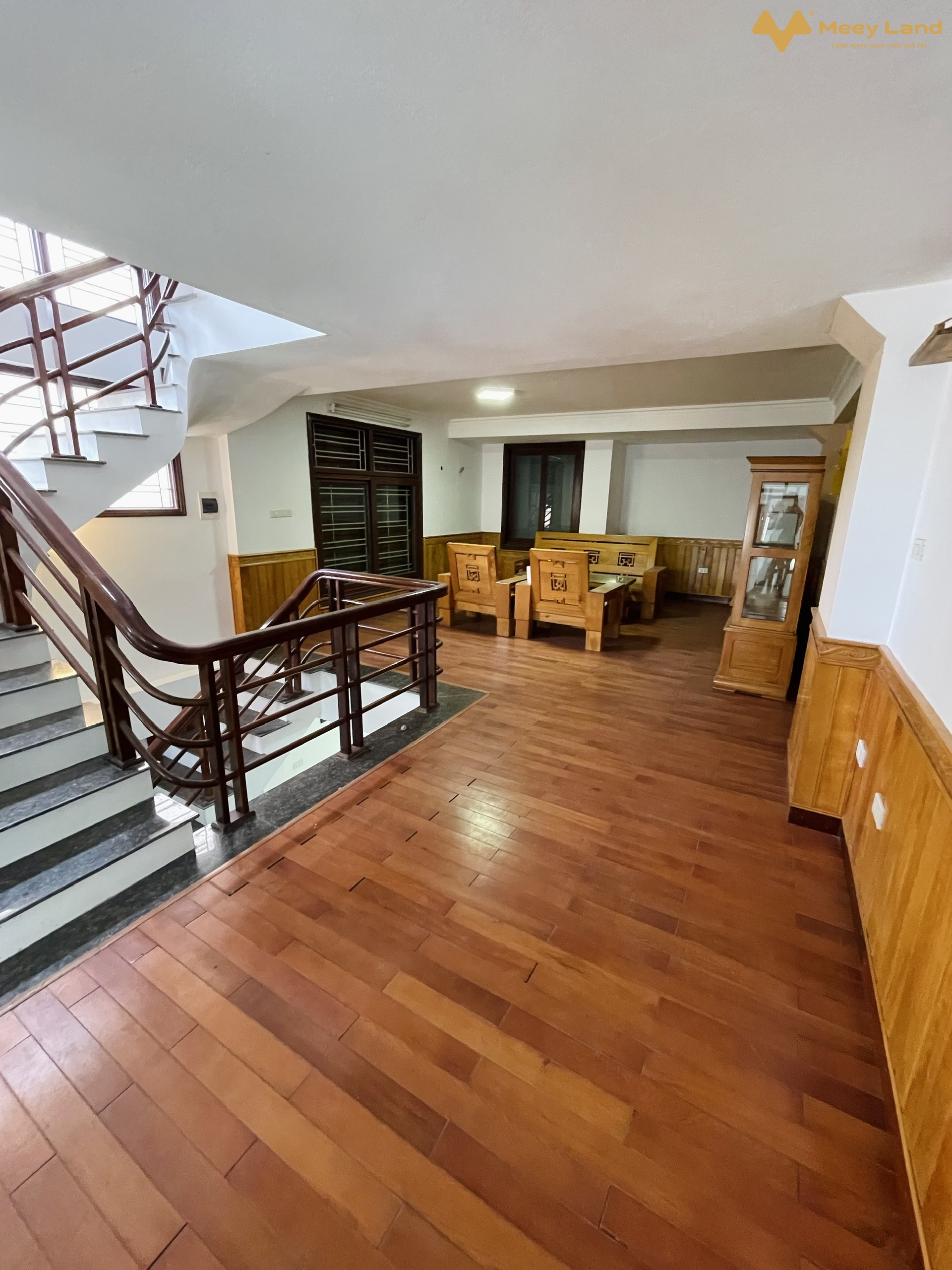 Bán Biệt Thự LK Vigracera Đại Mỗ, Nam Từ Liêm 78M 4 Tầng- kinh doanh-Văn Phòng- Đường trước nhà rất rộng, 3 oto tải tránh nhau được, vỉa hè 5m. Oto đỗ trước nhà thoải mái cả ngày đêm.- Nhà 4 tầng Thiết kế gara oto rộng để 2 con xe 7 chỗ  thoải mái . Nhà không xây 2 mặt thoáng trước sau.- Tầng 1: gara để xe, phòng khách , bếp ăn.- Tầng 2 + 3: mỗi tầng 2 phòng ngủ.- Tầng 4:  Phòng thờ, sân phơi. - Sổ đỏ vuông vắn sẵn sàng giao dịch.- Ngay đường lớn: Sa Đôi, QL 70, FLC, Tố Hữu, Hà Đông.-	Giá nhà: 9 tỷ 500 triệu ( bao chi phí chuyển nhượng , thương lượng).-	Anh Chị quan tâm lh : 033-388- 1623. ( có zalo)