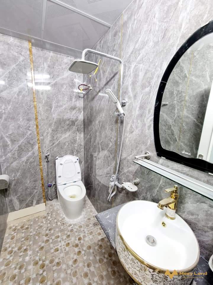 Bán nhà đẹp Vân Canh, Ngã Tư Canh 33,8M 5 Tầng, 4P Ngủ, view thoáng 2.55 tỷ- Diện tích nhà 33,8M2 5 Tầng, 4 phòng ngủ rộng, 3 nhà tắm, sân phơi ,gian thờ.- Ngõ trước nhà rộng thoáng, gần đường lớn ô tô tránh nhau, kinh doanh.- Tiện ích đầy đủ trường học các cấp, trung tâm mua sắm.- Ngõ rộng thoáng, ô tô đô gần.- Khu vực an ninh, tiện ích đầy đủ.- Gần đường lớn: Trịnh Văn Bô, Trần Hữu Dực, Mỹ Đình.+ Sổ đỏ phân lô đẹp, sẵn sàng giao dịch. -Giá nhà: 2 tỷ 550 triệu ( bao chi phí chuyển nhượng ).- Anh chị liên hệ SDT: 033-388-1623  ( có zalo)