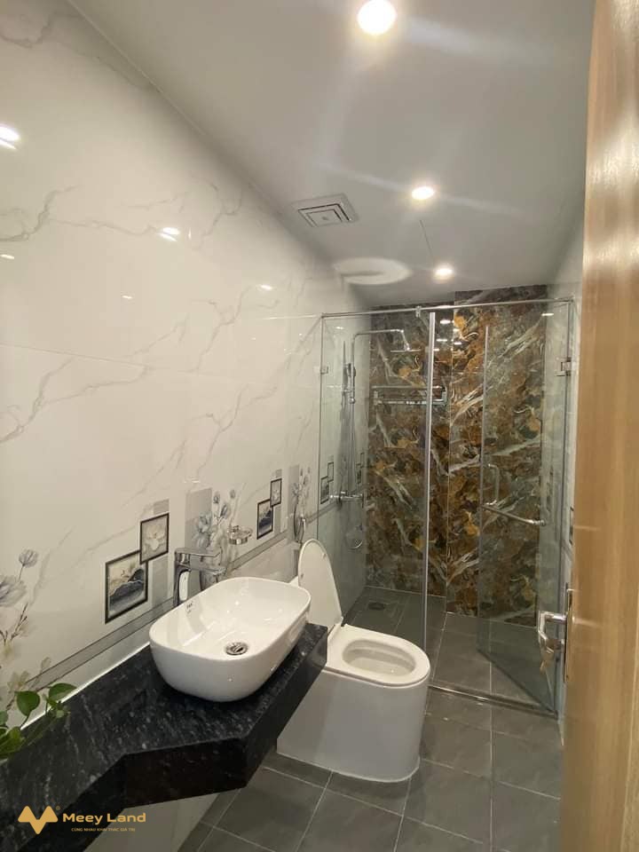 Bán nhà Di Trạch, Nhổn 41,2M 4 Tầng, 4P Ngủ, Gác Lửng, nội thất đẹp 2,7 tỷ- Nhà 41.2M 4 Tầng: Gác lửng thoáng đẹp, 4 phòng ngủ, 3 nhà tắm, sân phơi, phòng thờ.- Vị trí nhà gần đường lớn, thiết kế hiện đại, nội thất mới đẹp- Bãi đô ô tô ngày đêm, an ninh, yên tĩnh.- Tiện ích đầy đủ trường học các cấp, trung tâm mua sắm.- Gần đường lớn: Quốc lộ 32, Nhổn, Mỹ Đình, Cầu Diễn, Trịnh Văn Bô.-Giá nhà: 2 tỷ 700 triệu ( bao chi phí chuyển nhượng ).- Anh chị liên hệ SDT:033-388- 1623 ( có zalo)