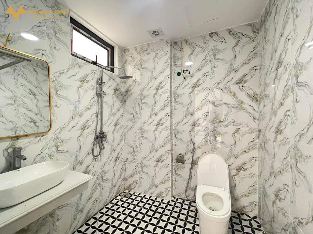 Bán nhà riêng Đại Mỗ, gần Vạn Phúc 35M 5 Tầng,nội thất đẹp, ô tô đỗ gần- Diện tích nhà 35M2 5 Tầng: 4P Ngủ, 3 nhà tắm, sân phơi, phòng thờ.- Vuông Văn, Ô tô đỗ cách đất 50m.- Đường trước nhà cao ráo, trải nhựa cao ráo sạch sẽ, gần phố.- Tiện ích đầy đủ trung tâm mua sắm, chợ, khu vui chơi Vincom.- Trường học các cấp 1 2 3, trường quốc tế, Lê Quý Đôn, Đại Mỗ, Tây Mỗ.- Đường lớn: Mỹ Đình, Cầu Giấy, Đại Lộ Thăng Long, Sa Đôi, Hà Đông.- Giá đất 2 tỷ 950 triệu  ( bao chi phí chuyển nhượng).Anh/ Chị vui lòng Liên hệ : Văn Vượng SDT 033-388-1623 ( có Zalo).-Tư Vấn Mua Bán Nhà Đất.Xin cảm ơn!