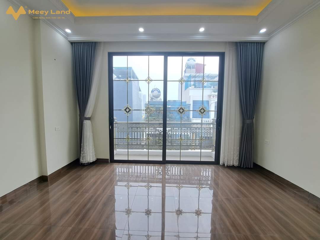Bán nhà Tây Mỗ, Mặt Ngõ,Lô góc, Ô tô đỗ xây 42M 5 Tầng,view thoáng,5P Ngủ- Diện tích 42m.- Ngõ trước nhà gần 3m, xe morning lùi cửa, cách đường ô tô dừng đỗ 15m- Nhà xây mới, thiết kế hiện đại, phòng nào cũng có ánh sáng tự nhiên.- Tầng 1 để xe, khu bếp ăn- Tầng 2: phòng khách và phòng ngủ- Tầng 3+ 4 : mỗi tầng 2 phòng ngủ- Tầng 5 : 1 phòng ngủ có thể làm phòng tâm linh + khu phơi giặt, trồng hoa.- Vị trí nằm trong khu dân cư văn minh, hàng xóm thân thiện.- Nhà gần chợ Sáng Tây Mỗ, gần bãi gửi xe ô tô (gửi xe nhà văn hóa)- Nhà cách Vinhomes Smart City gần 1 km, tận hưởng nhiều tiện tích xung quanh.- Nhà gần các tuyến đường lớn như đường 70 (quy hoạch mở rộng 8 làn đường), đường đại lộ Thăng Long đi lại thuận tiện.- nhà mở bán giá : 3 tỷ 550 triệu  bao phí sang tên.- Gọi ngay em Vượng (24/24) để xem nhà trực tiếp- SĐT/zalo 033.388.1623
