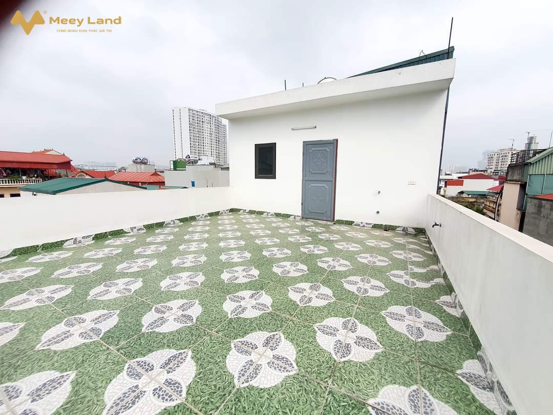 Bán nhà Đại Mỗ 40M 5 Tầng, gần đường lớn, ô tô đỗ gần, tiện ích đầy đủ- Diện tích nhà 40M2 4 Tầng: 4 phòng ngủ, 3 nhà tắm, sân phơi, gian thờ.- Ngõ trước nhà rộng, sân chơi, xe để thoải mái.- Tặng toàn bộ nội thất trong nhà, nội thất mới đầy đủ công năng.- Ngõ trước nhà gần 3m, cách đường ô tô dừng đỗ 20m.- Nhà xây mới, thiết kế hiện đại, phòng nào cũng có ánh sáng tự nhiên.- Vị trí nằm trong khu dân cư văn minh, yên tĩnh, an ninh.- Nhà gần chợ , gần bãi gửi xe ô tô (gửi xe nhà văn hóa)- Giá nhà 3 tỷ 150 triệu ( có thỏa thuận).- Gọi ngay em Vượng (24/24) để xem nhà trực tiếp- SĐT/zalo 033-388-1623#hànội #muanhà #muađất #bánnhà #bánđất #namtừliêm #bắctừliêm #hoàiđức #cầugiấy #nhàđẹp #đấtđẹp #2tỷ #3tỷ #1tỷ #4tỷ #bấtđộngsản #mỹđình #vinhomes