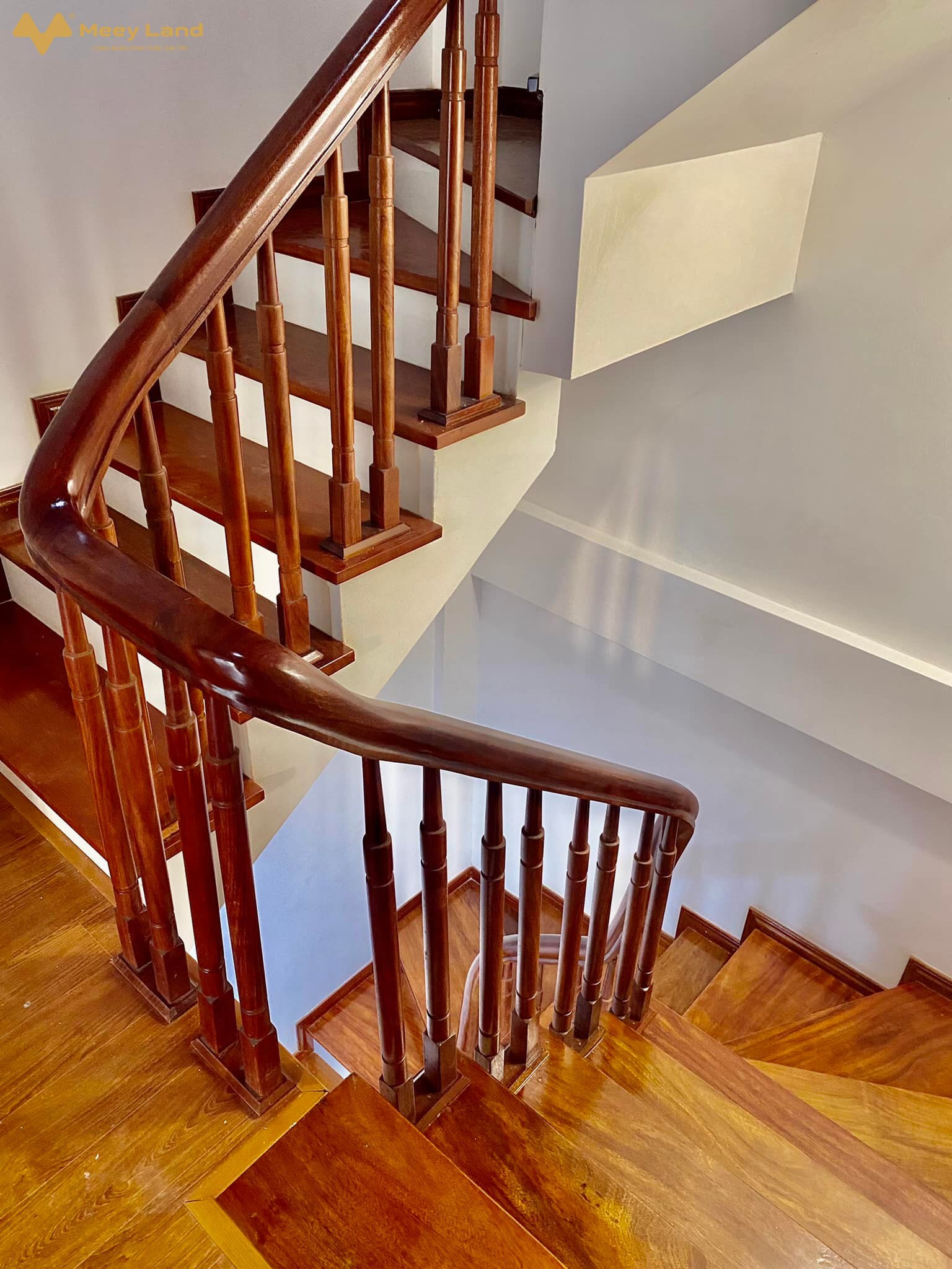 Bán nhà mặt ngõ Tây Mỗ, Nam Từ Liêm xây 5 Tầng, ngõ taxi thoáng, ô tô đỗ giá 3 tỷ- Nhà xây mới 5 Tầng: 4 phòng, 3 nhà tắm, sân phơi, gian thờ.- Ngõ trước nhà rộng thông thoáng, trải nhựa sạch sẽ.- Chỉ 30m ra bãi đô ô tô ngày đêm, an ninh tốt.- Tiện ích đầy đủ, trường học các cấp, chợ trung tâm mua sắm.- Gần đường phố lớn:Đại Lộ Thăng Long, Mỹ Đình, Hà Đông.- Sát khu VinCom tiện ích sầm uất, khu vui chơi mua sắm.- Giá nhà 3 tỷ ( có thỏa thuận).- Liên Hệ : SĐT/zalo 033-388-1623. để xem nhà trực tiếpTư Vấn Mua Nhà Đất Hà Nội.#hànội #muanhà #muađất #bánnhà #bánđất #muanha #bannha #namtừliêm #bắctừliêm #hoàiđức #nhàđẹp #bấtđộngsản