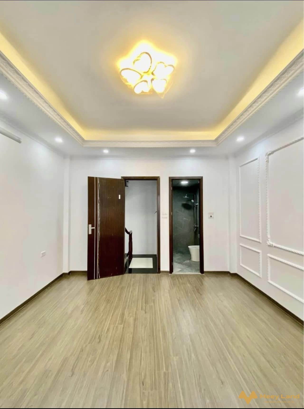 Bán nhà Phường Canh, gần Mỹ Đình 35m2, 5 Tầng, nội thất đẹp, đường lớn 2.8 tỷ- Nhà 35M2 5 Tầng: 4 phòng ngủ, 3 nhà tắm, sân phơi, phòng thờ- Trước đất có sân rộng để xe thoải mái.- Chỉ 30m ra bãi đỗ ô tô ngày đêm an ninh tốt.- Khu vực yên tĩnh, dân trí, văn minh.- Sát khu đô thị view thoáng đẹp.- Đường lớn:Mỹ Đình, Cầu Diễn, Hồ Tùng Mậu, Phạm Hùng, Trần Hữu Dực.- Nhà ngay bãi ô tô, đỗ được 30 cái ngày đêm thoải mái.- Giá nhà 2 tỷ 850 triệu ( bao chi phí chuyển nhượng).- Vui lòng liên hệ Văn Vượng: 033-388-1623/ 094-495-8199 (có zalo).-Tư Vấn Mua Bán Nhà Đất.Xin chân thành cảm ơn.