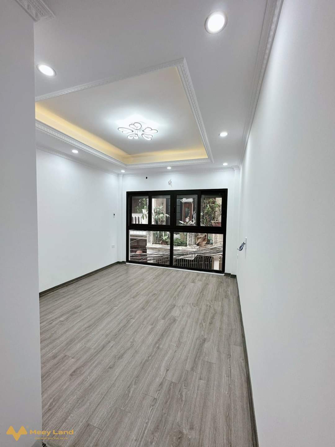 Bán nhà Tây Mỗ gần VinSmart City 33M 5 Tầng, 3P Ngủ, view thoáng, tiện ích tốt giá 3.1 tỷ- Nhà thiết kế tổng 4 phòng ngủ, 3 nhà tắm, gian thờ, sân phơi.- Thiết kế nhiều cửa sổ, view thoáng ánh sáng tự nhiên.- Chỉ 60m ra đường rộng 6m, ô tô tránh nhau.- Khu vực đầy đủ tiện ích gần trường học các cấp 1 2 3, chợ trung tâm mua sắm.- Vị trí nhà gần đường lớn: Đại Lộ Thăng Long, Lê Trọng Tấn, Hà Đông, Mỹ Đình.- Hỗ trợ vay ngân hàng chỉ  1.5 tỷ nhận nhà ở ngay.- Giá nhà 3 tỷ 100 triệu ( bao chi phí chuyển nhượng).-SDT Liên Hệ : 033.388.1623/ 094.495.8199( có Zalo)Xin chân thành cảm ơn.