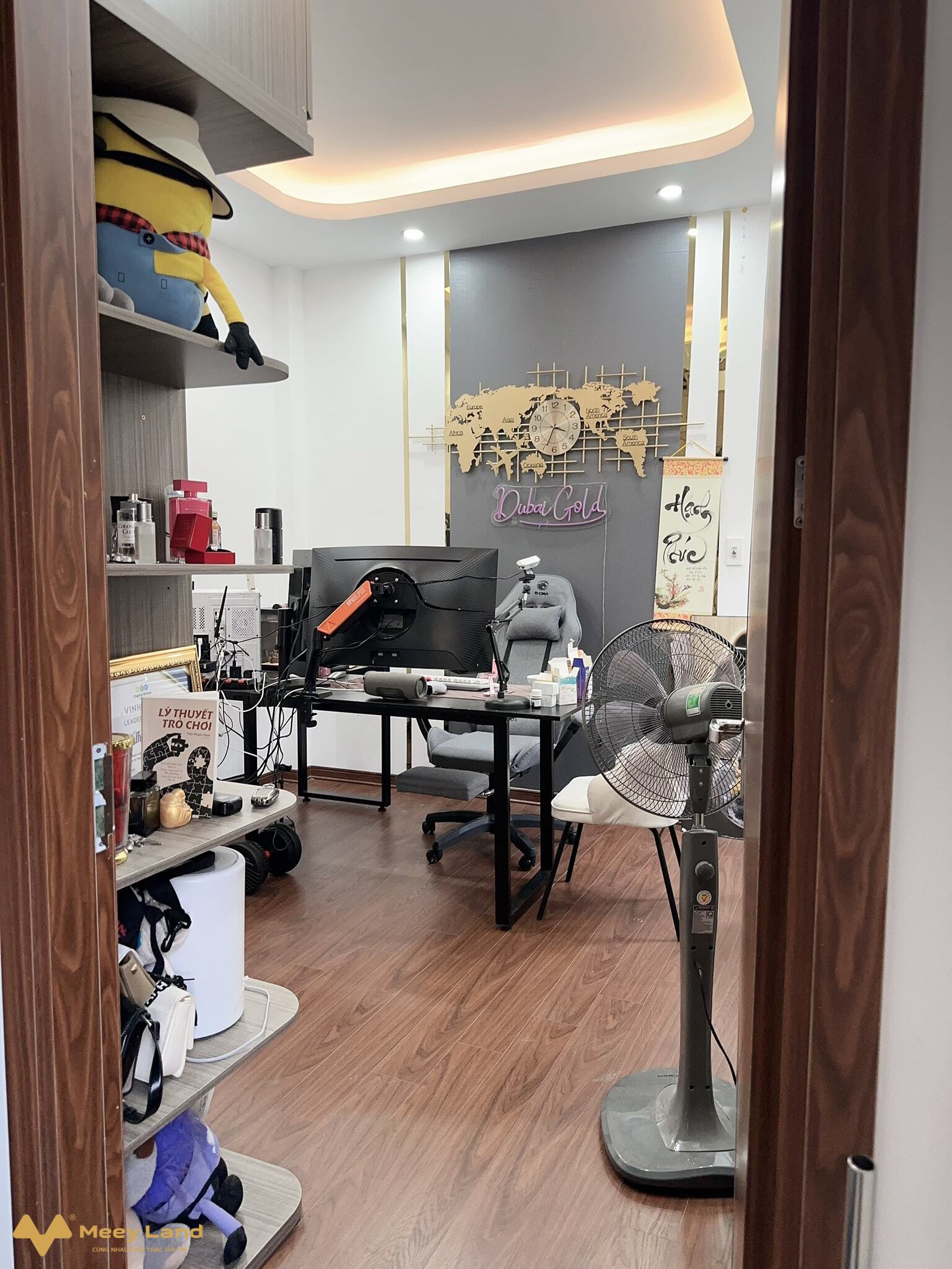 Bán nhà Vân Canh 45M 4 Tầng, 2 mặt thoáng, tặng nội thất, gần đường lớn, Mỹ Đình 3km- Nhà xây 45M2 4 Tầng: 4 phòng ngủ rộng, 3 nhà tắm, sân phơi, phòng thờ.- Ngõ trước nhà rộng hơn 3m, gần đường lớn.- Thiết kế nhà hiện đại,2 mặt thoáng sáng ánh sáng tự nhiên.- Khu vực an ninh tốt, gần chợ, trường học các cấp.- Sát gần bãi đỗ ô tô khoảng 50 cái, đỗ ngày đêm.- Gần đường lớn: Đại Lộ Thăng Long, Mỹ Đình, Kangnam, Sa Đôi.- Hỗ trợ vay ngân hàng chỉ 1,5 tỷ giao dịch nhận nhà ngay.Pháp Lý: sổ đổ chính chủ- Vui lòng liên hệ: 033-388-1623/ 094-495-8199 (có zalo).Tư Vấn Mua Bán Nhà Đất Hà Nội.Xin Cảm Ơn.